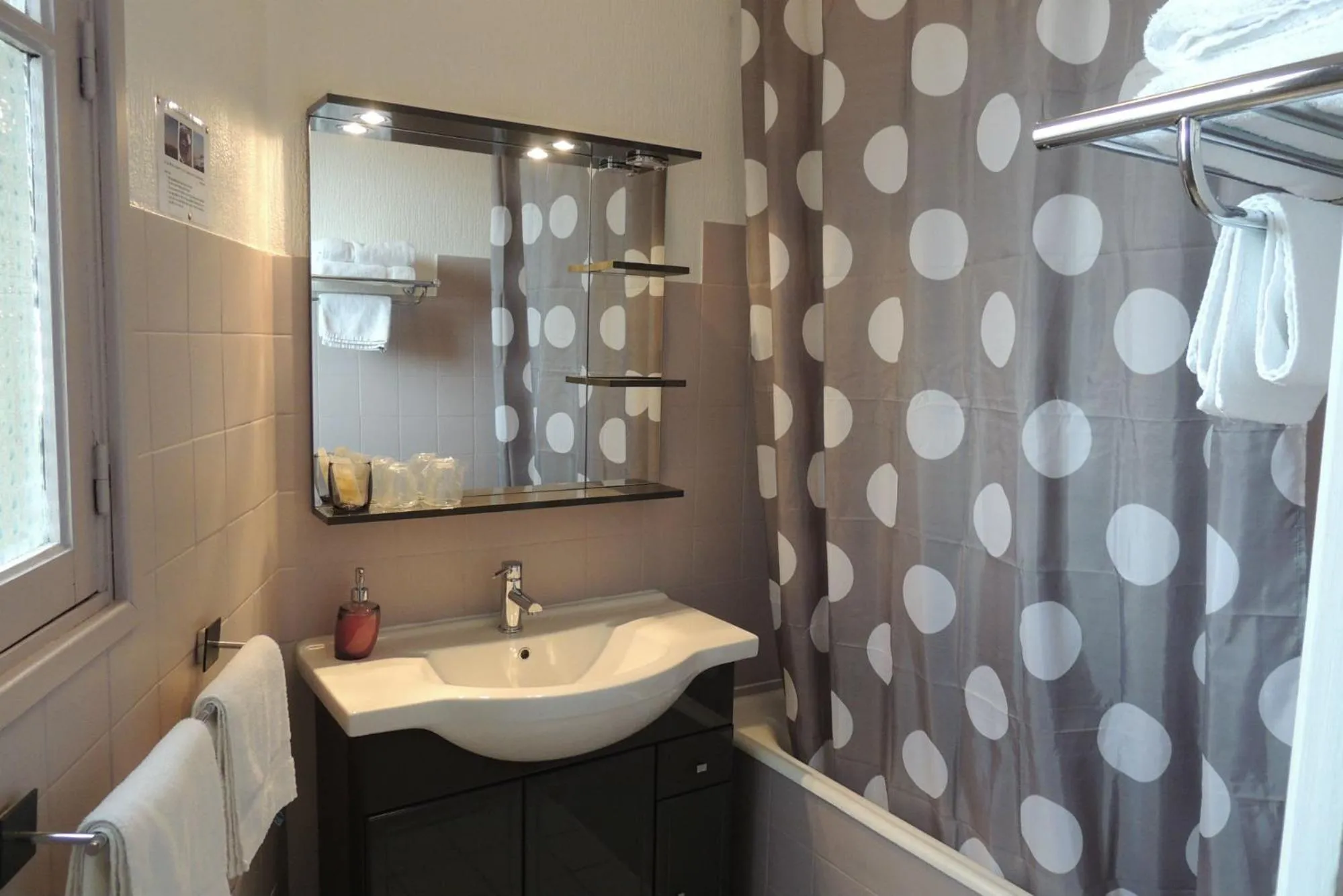 Bathroom in Hôtel du Commerce