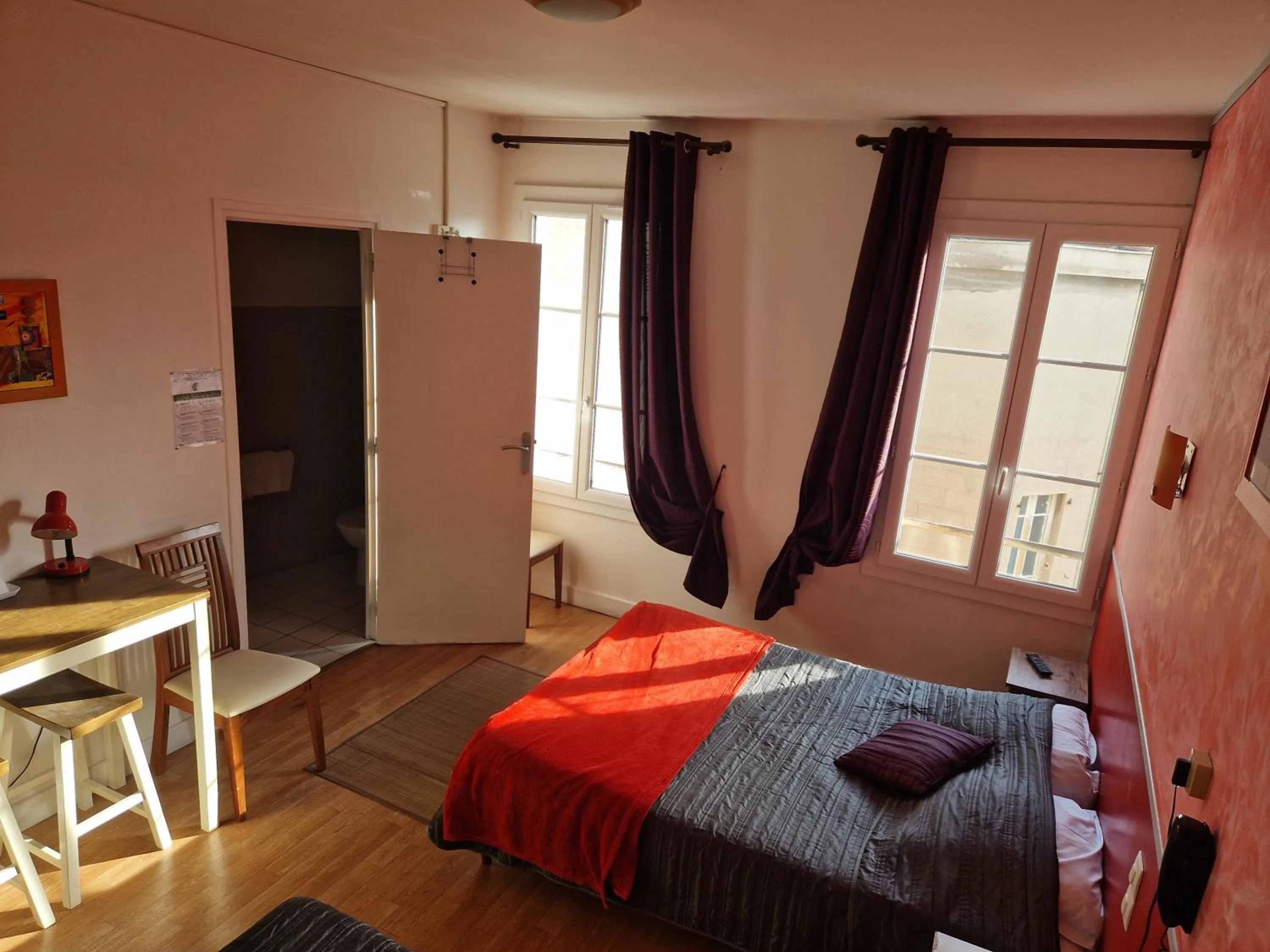 Bedroom, Bed in Hôtel du Commerce