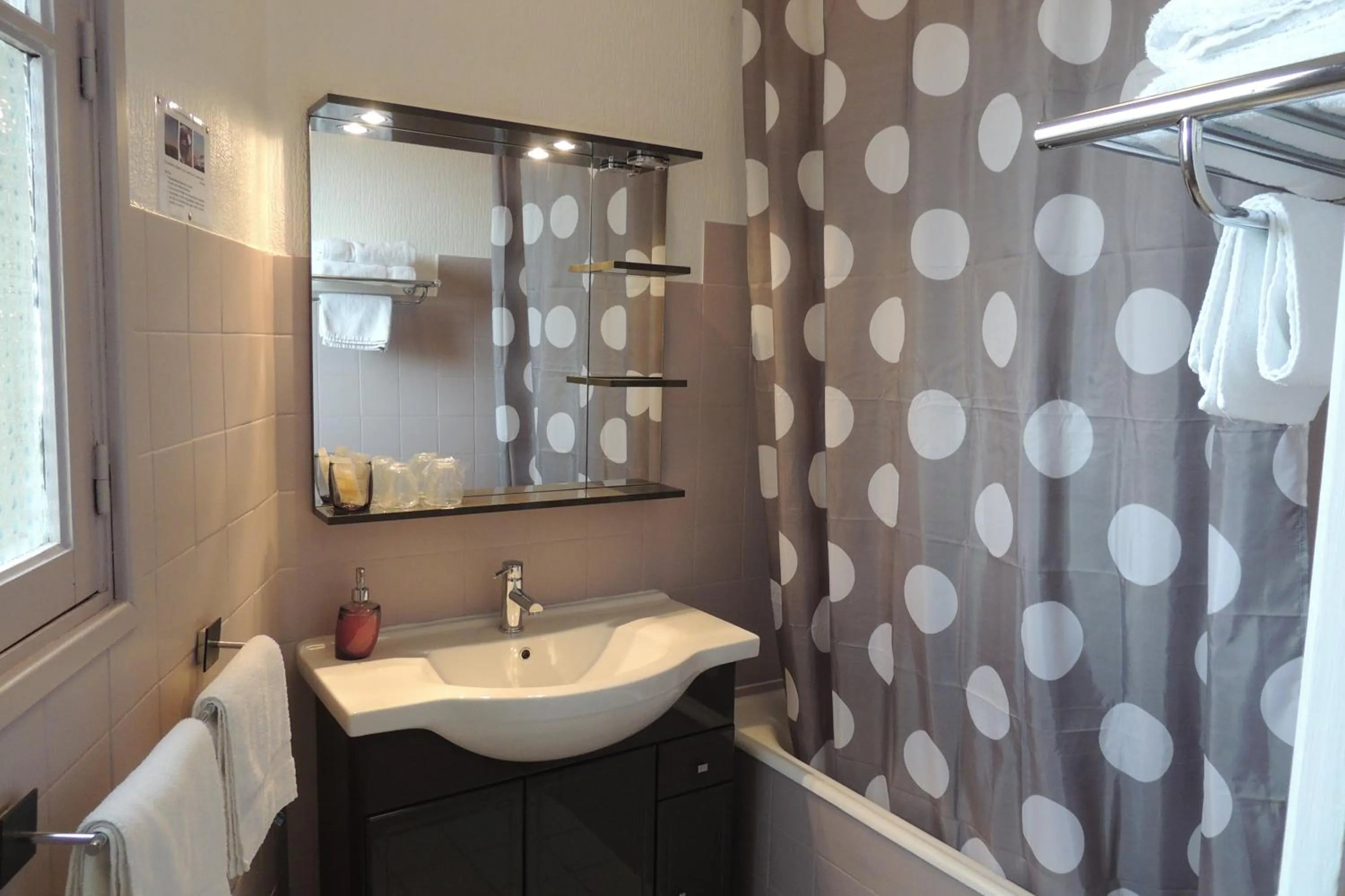 Bathroom in Hôtel du Commerce