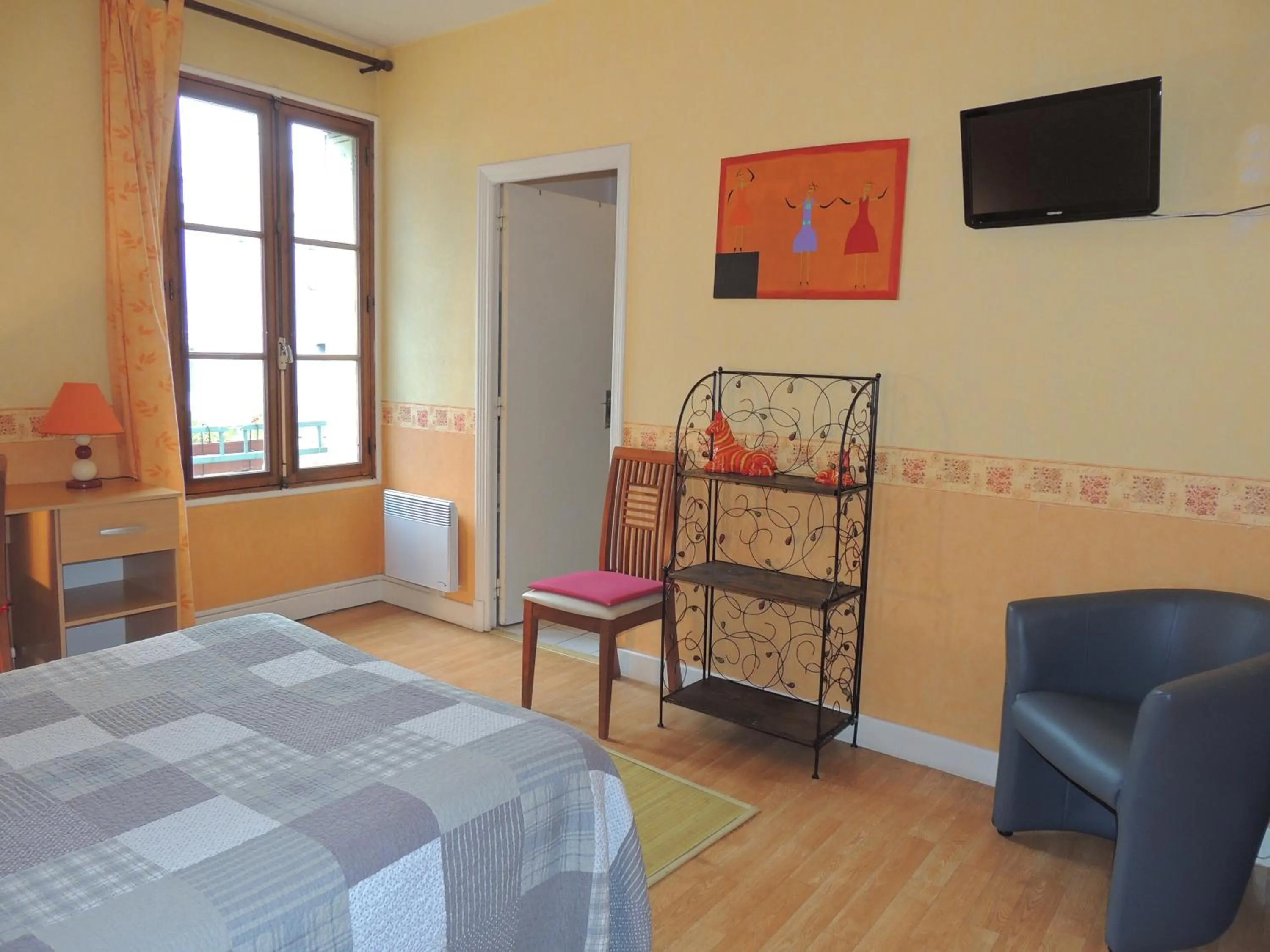 Photo of the whole room, Bed in Hôtel du Commerce