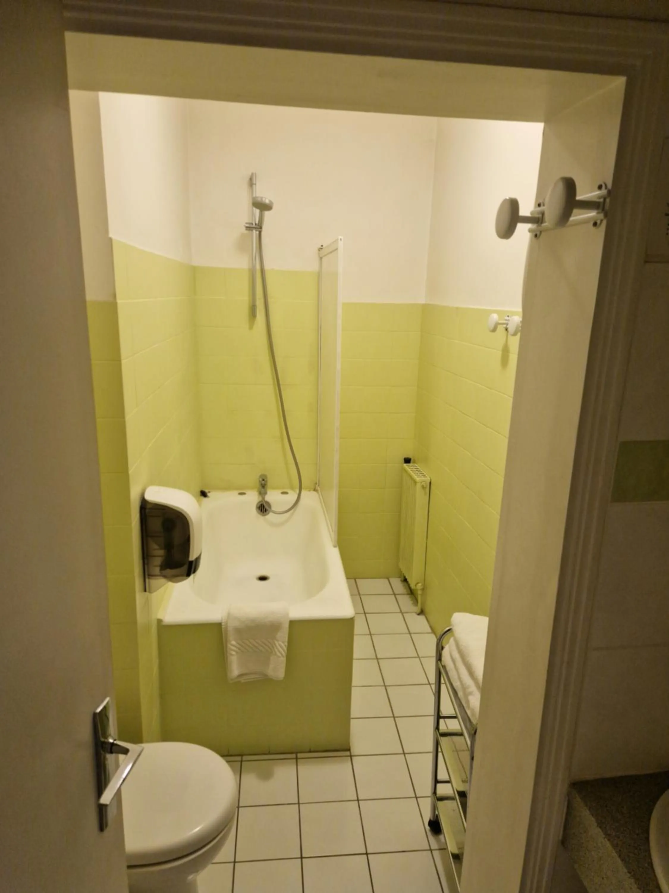 Bathroom in Hôtel du Commerce