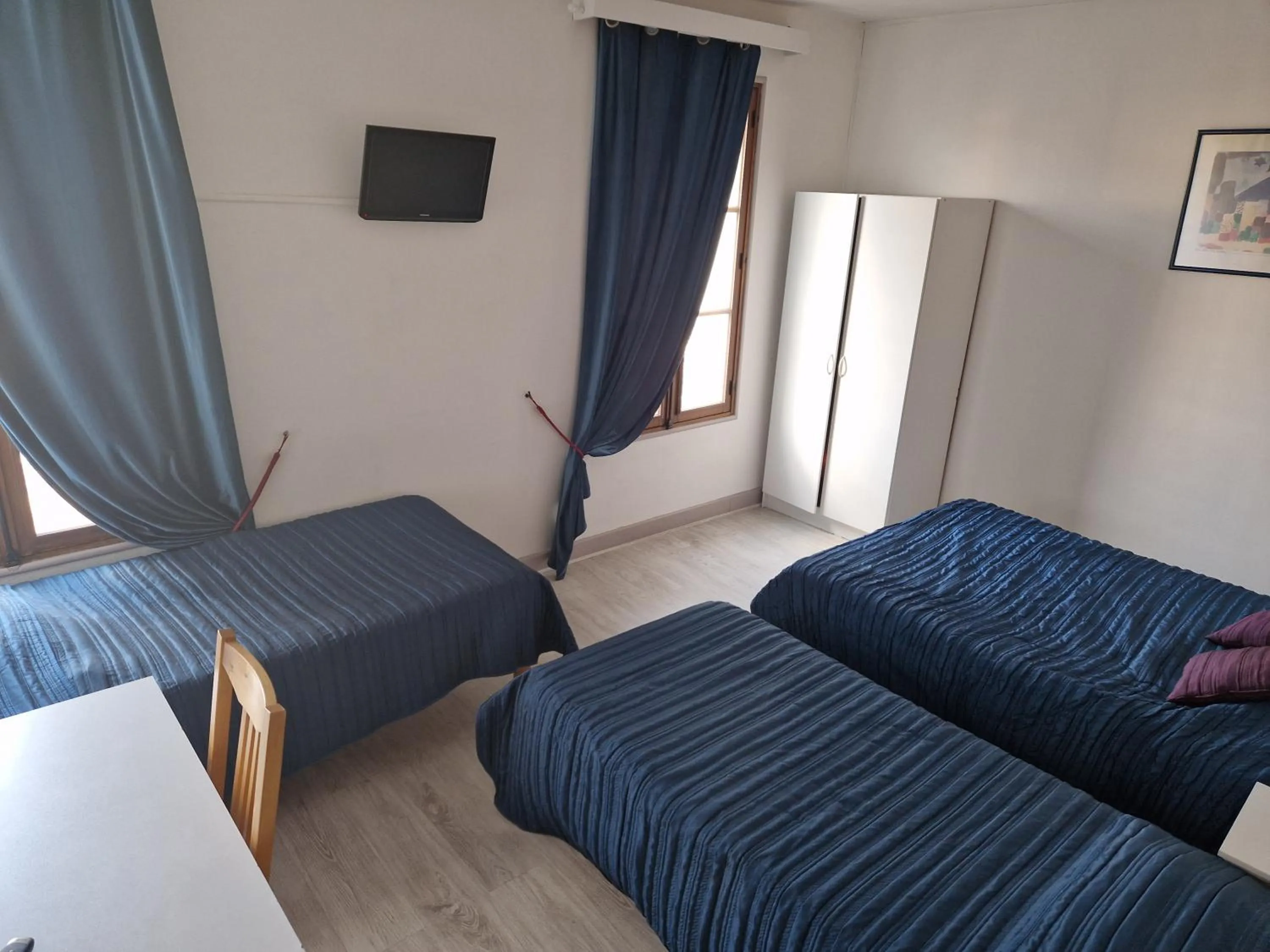 Photo of the whole room, Bed in Hôtel du Commerce