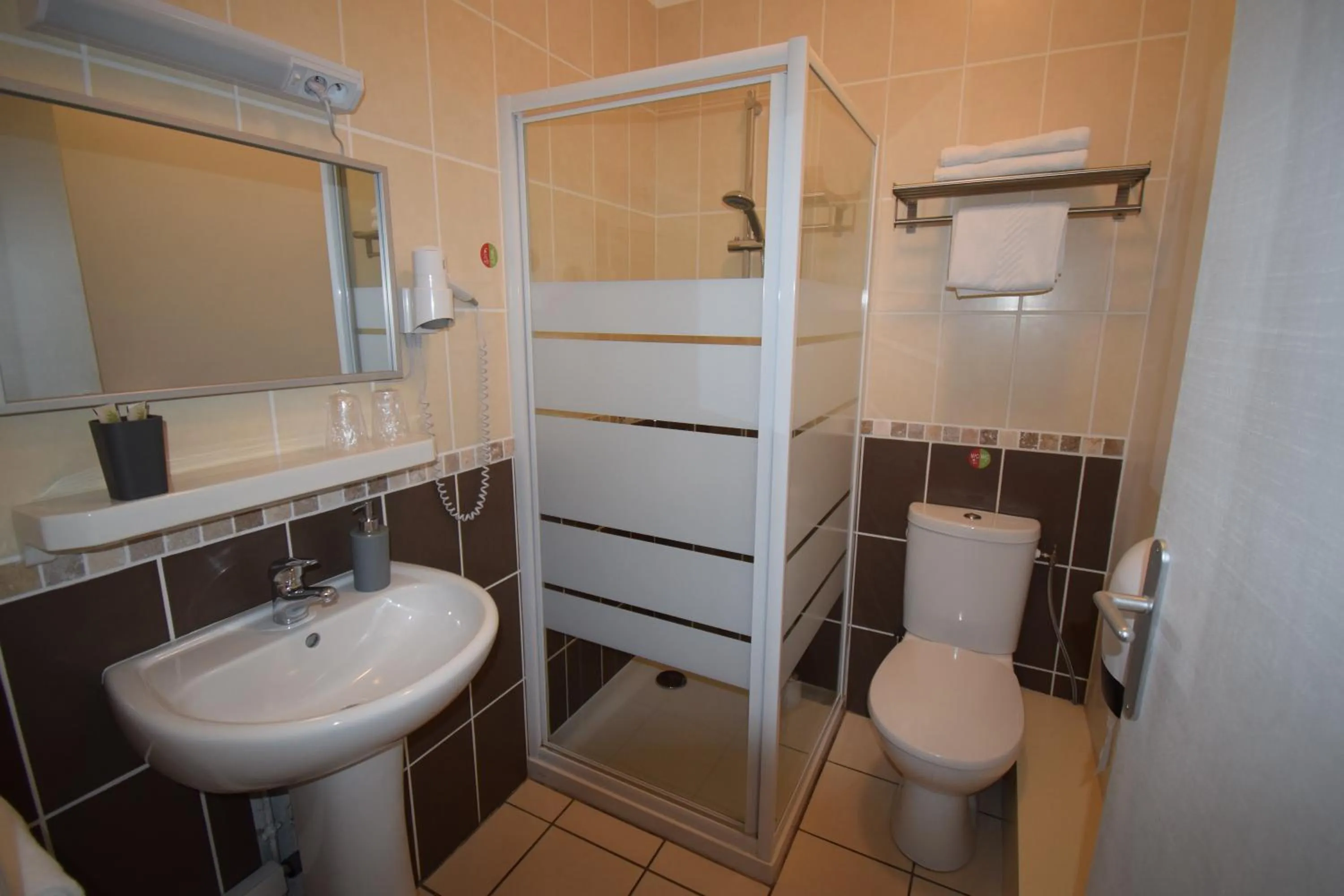 Bathroom in Hôtel du Commerce