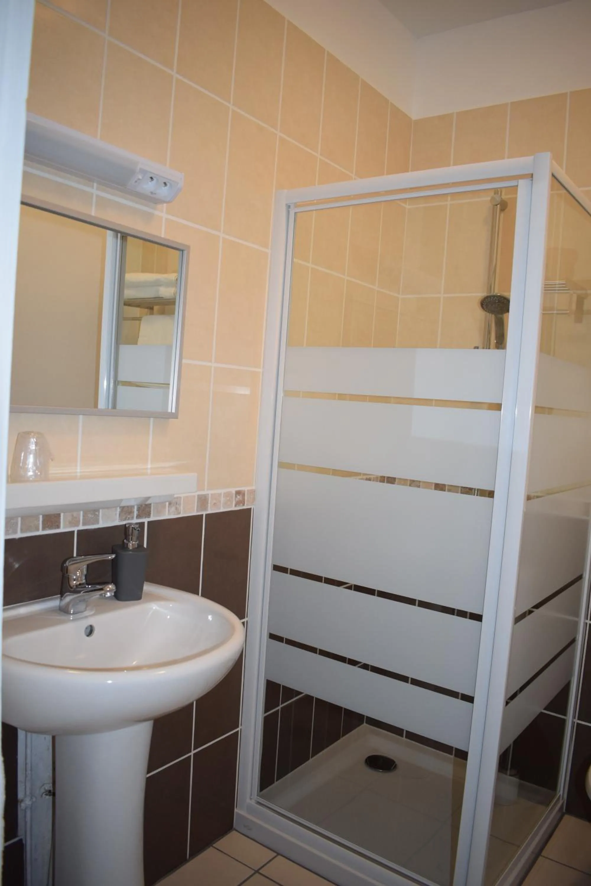 Bathroom in Hôtel du Commerce