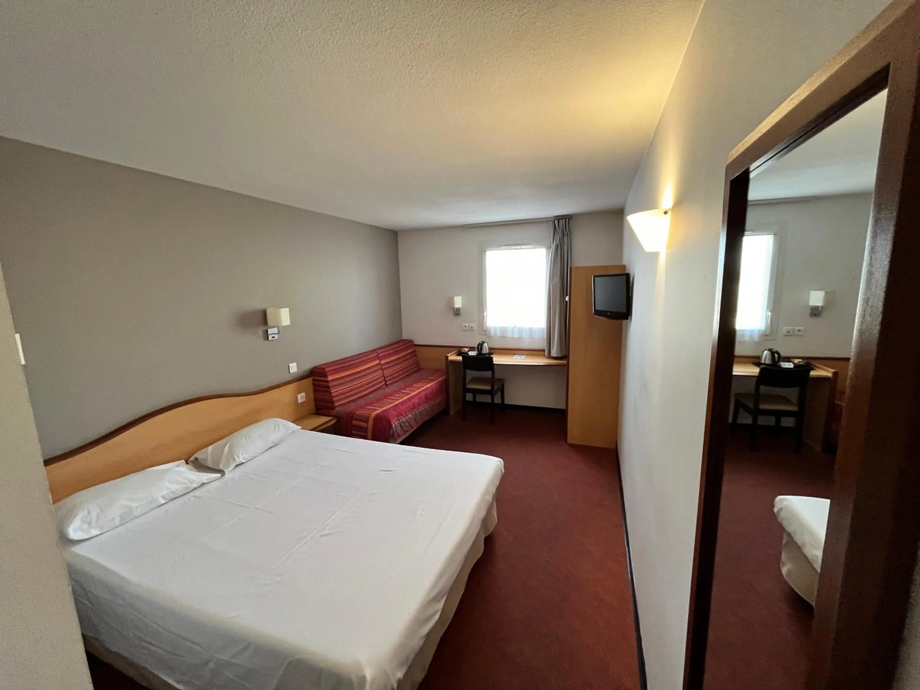 Photo of the whole room, Bed in Brit Hotel Confort Montauban