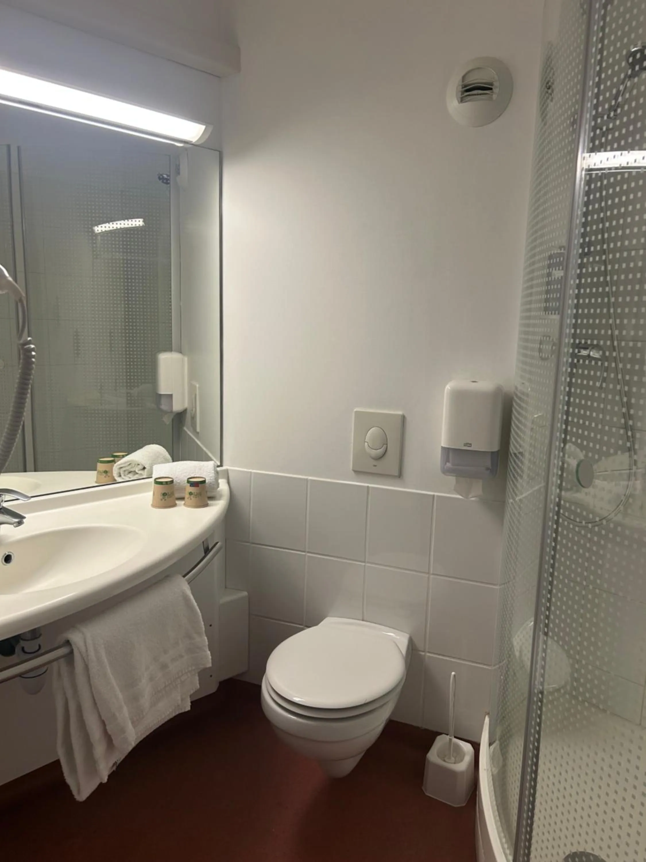 Bathroom in Brit Hotel Confort Montauban