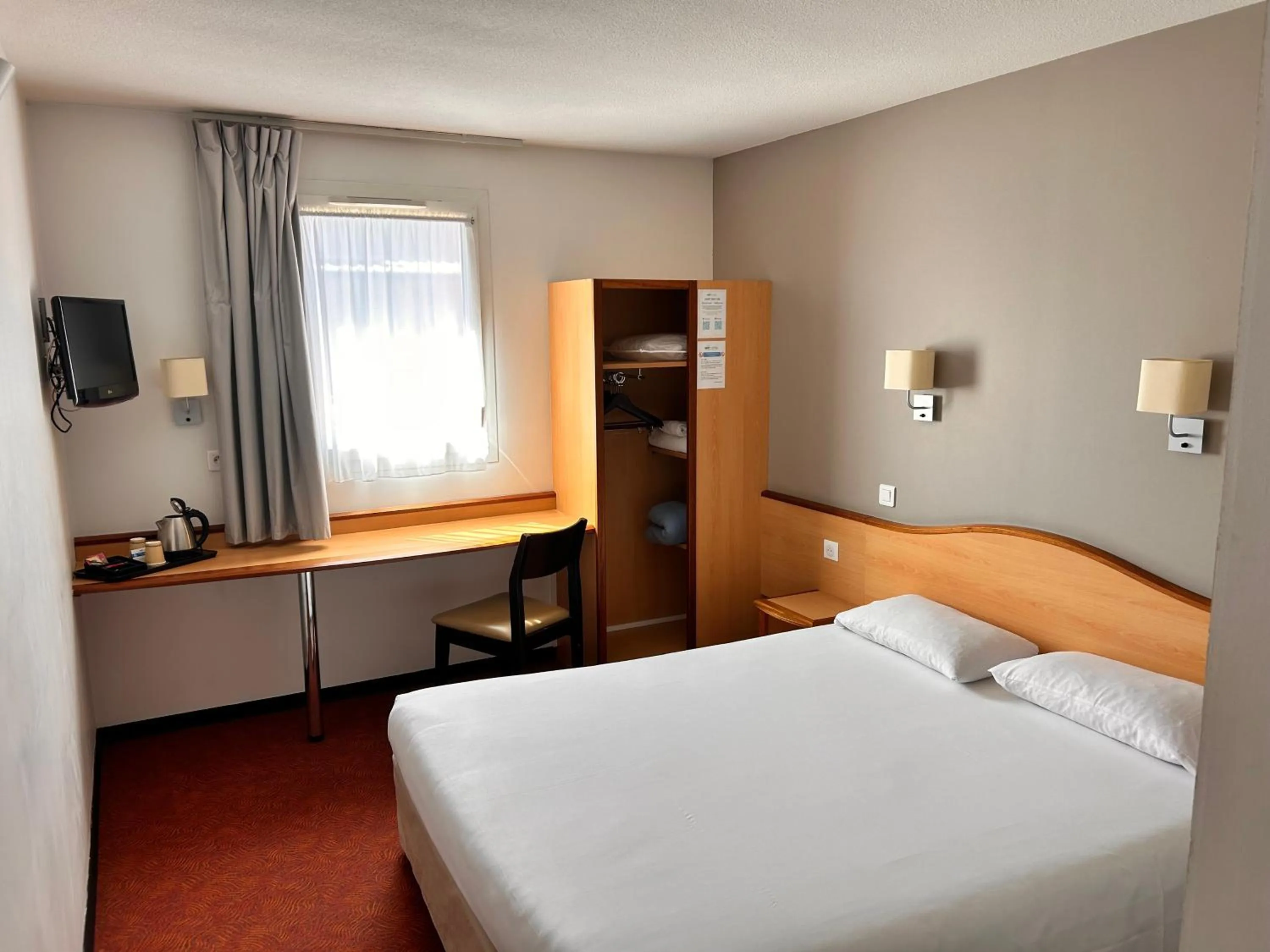 Photo of the whole room, Bed in Brit Hotel Confort Montauban