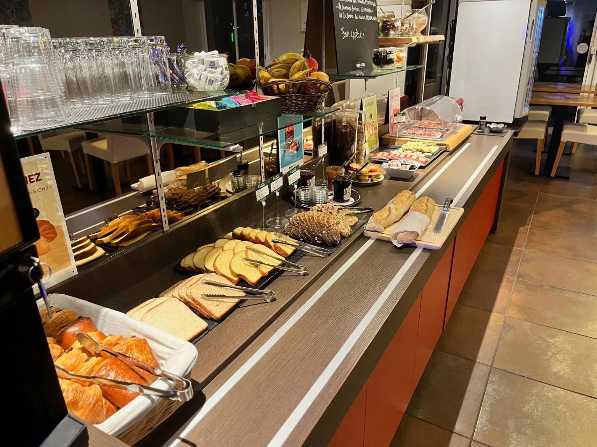 Breakfast in Brit Hotel Confort Montauban