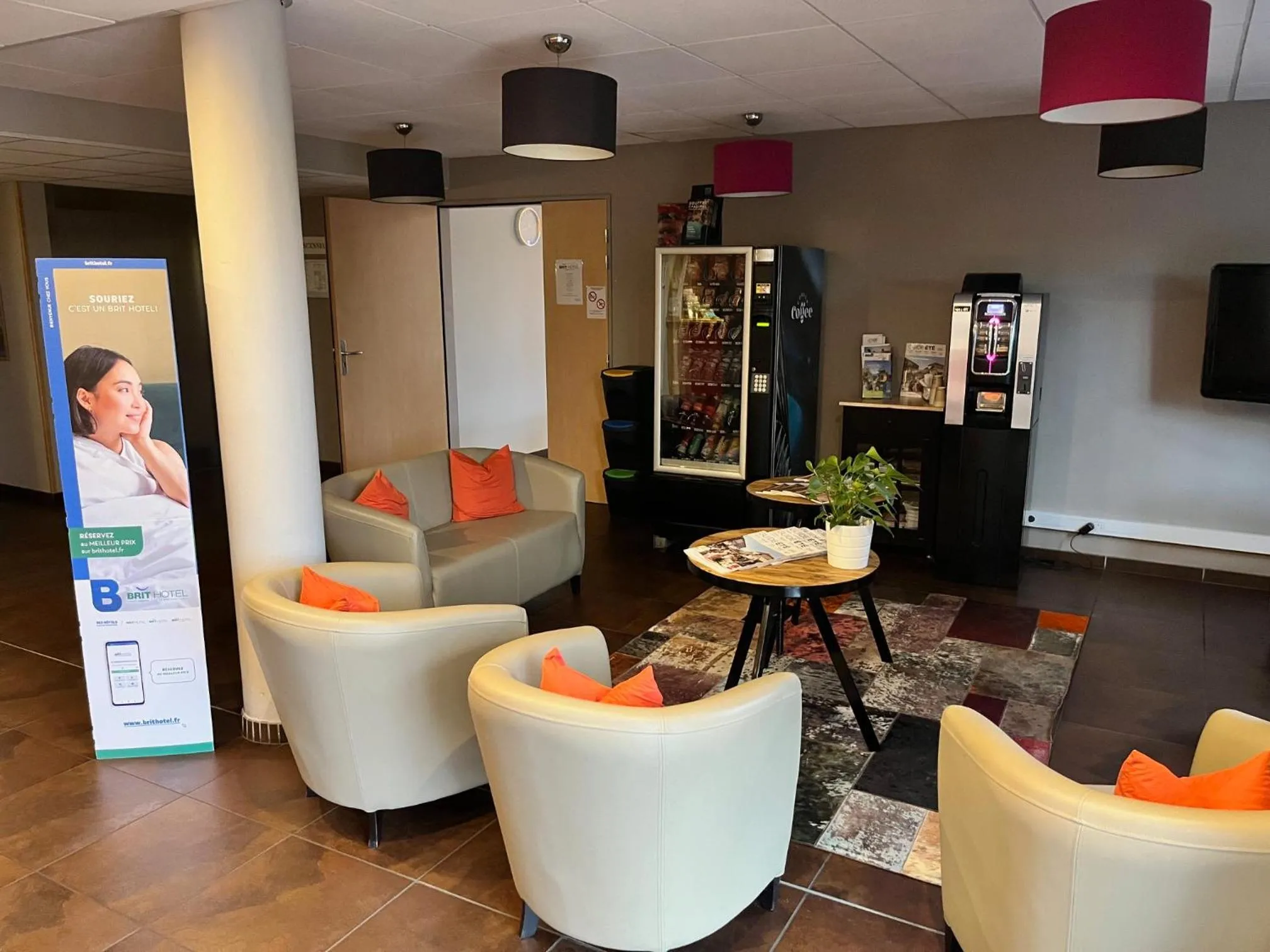 Communal lounge/ TV room in Brit Hotel Confort Montauban