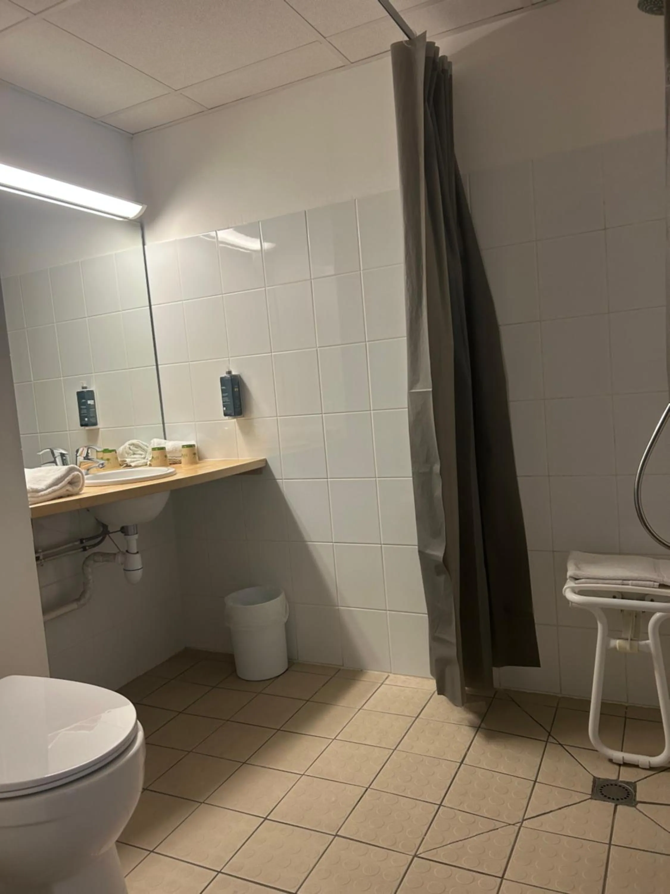 Bathroom in Brit Hotel Confort Montauban