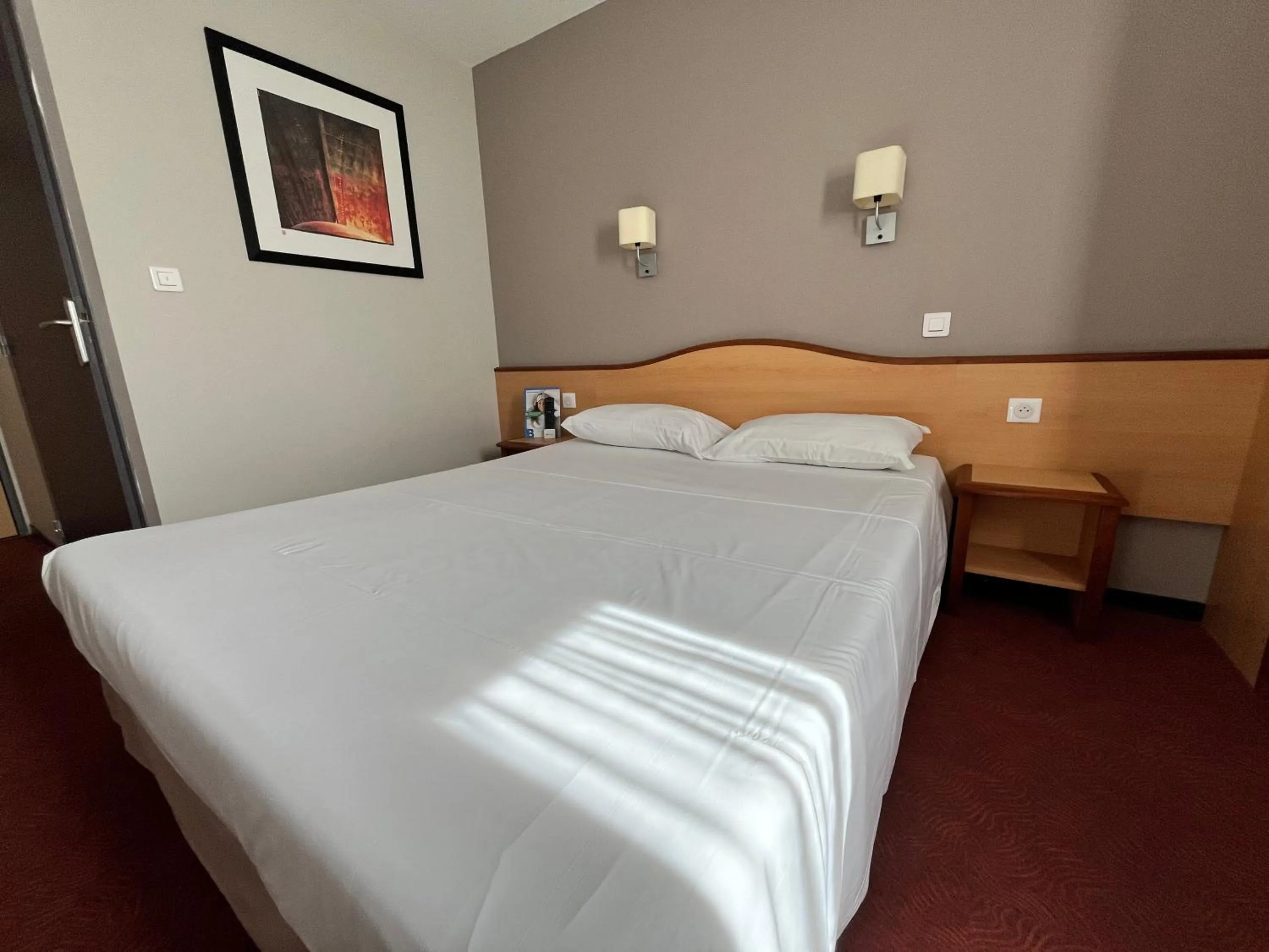 Bedroom, Bed in Brit Hotel Confort Montauban