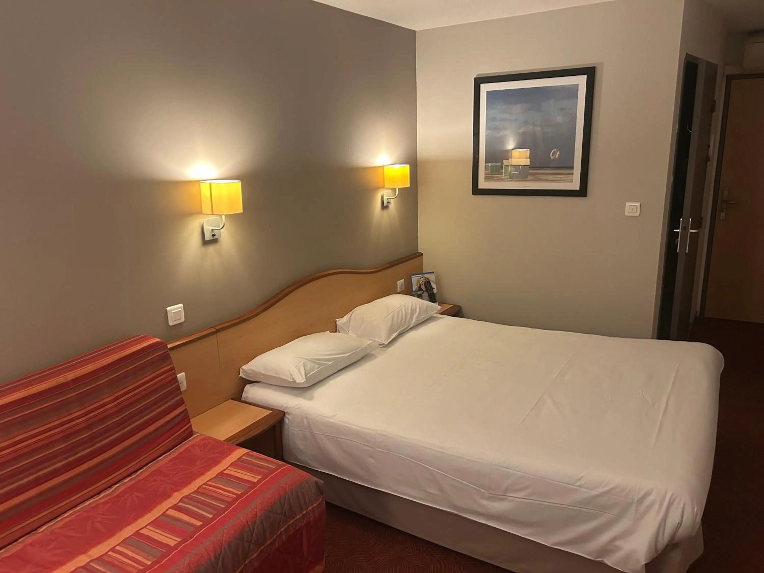 Bedroom, Bed in Brit Hotel Confort Montauban