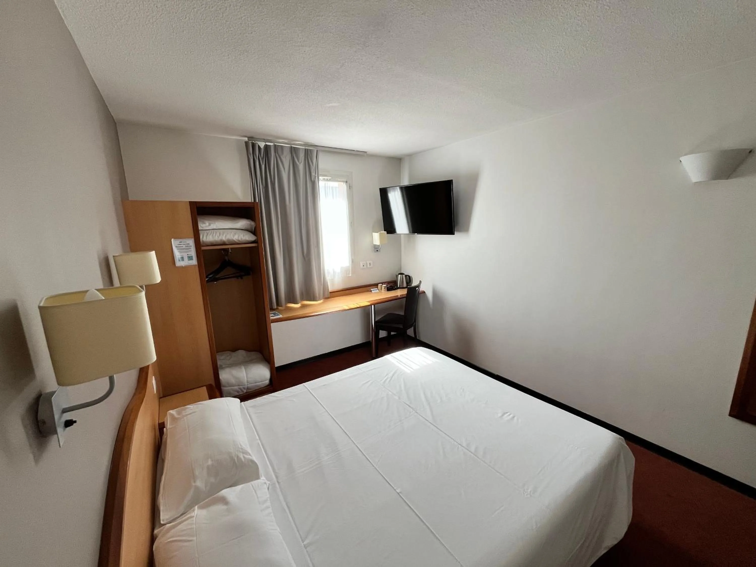 Bedroom, Bed in Brit Hotel Confort Montauban