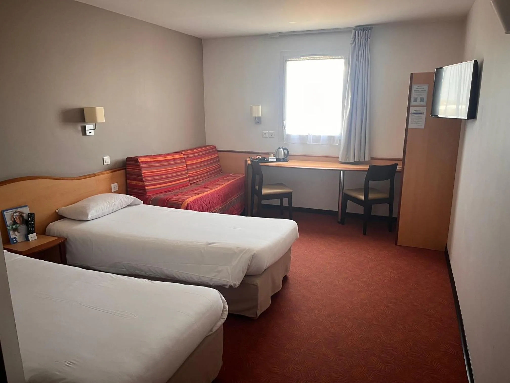 Photo of the whole room, Bed in Brit Hotel Confort Montauban