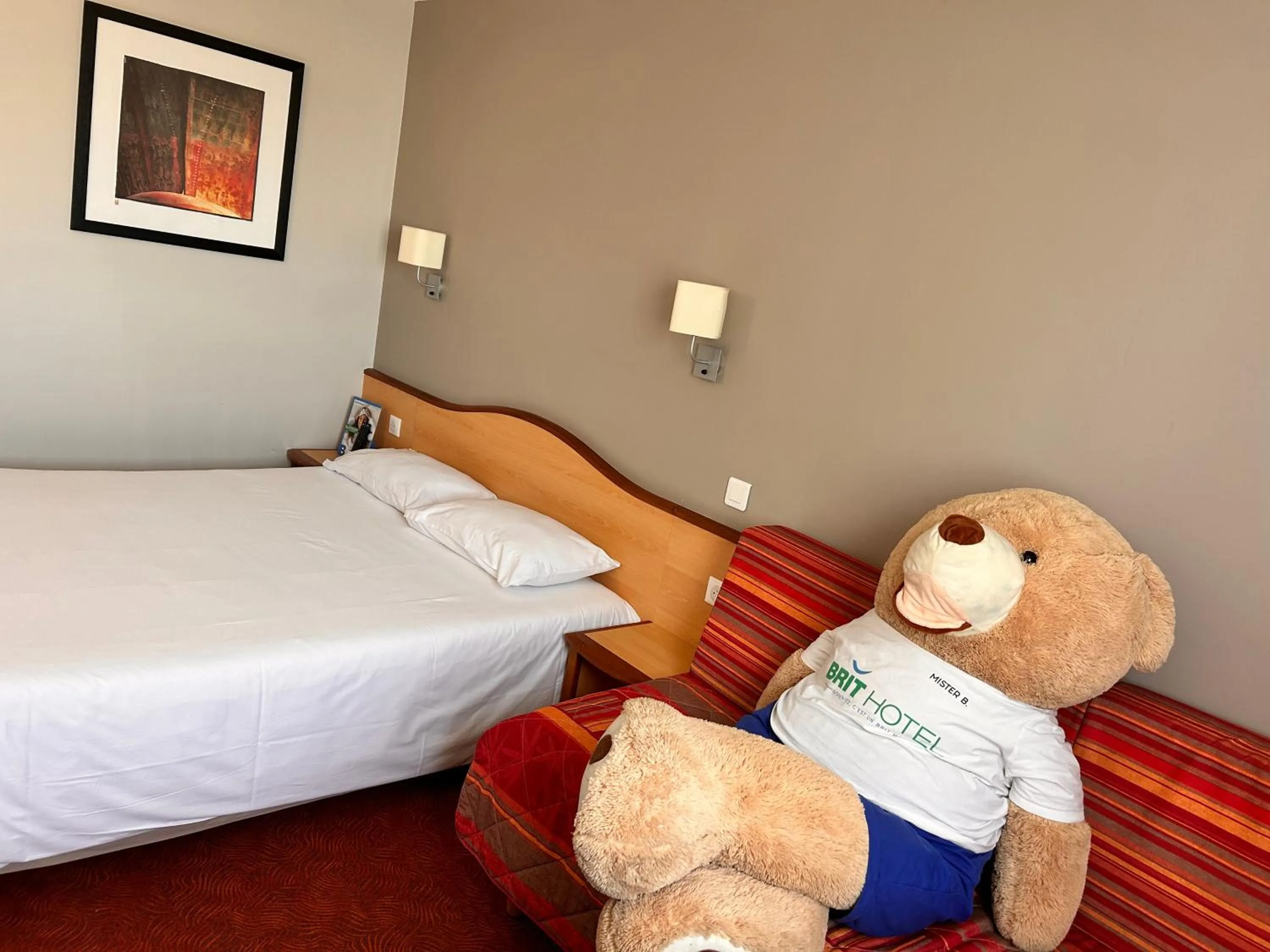 Photo of the whole room, Bed in Brit Hotel Confort Montauban