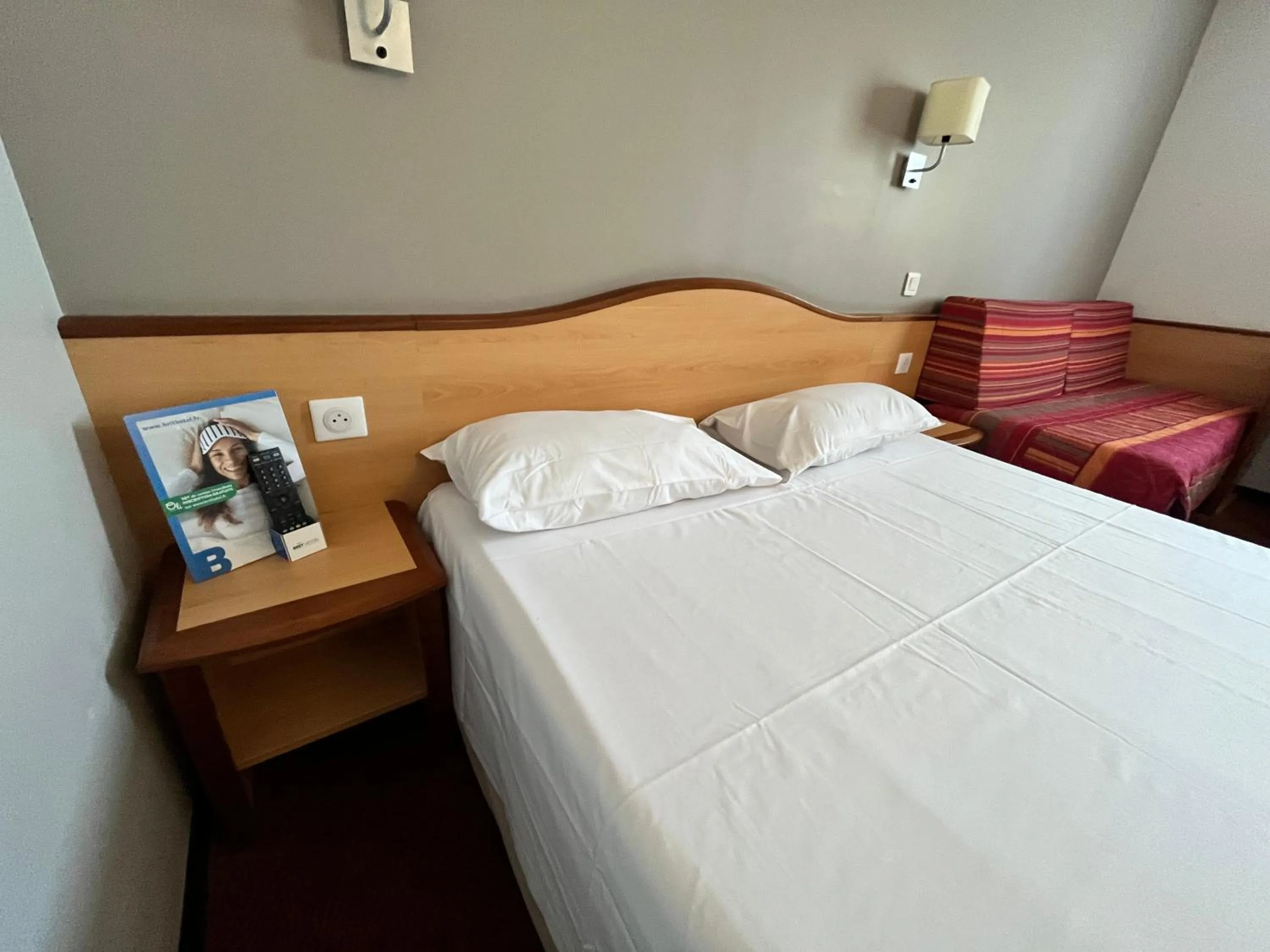 Bedroom, Bed in Brit Hotel Confort Montauban