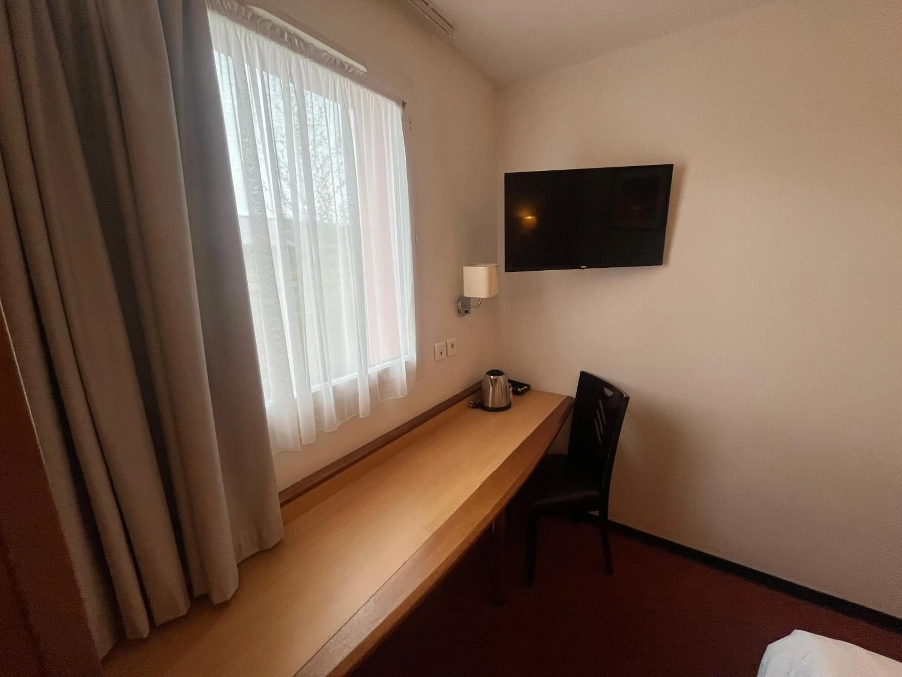 Photo of the whole room in Brit Hotel Confort Montauban