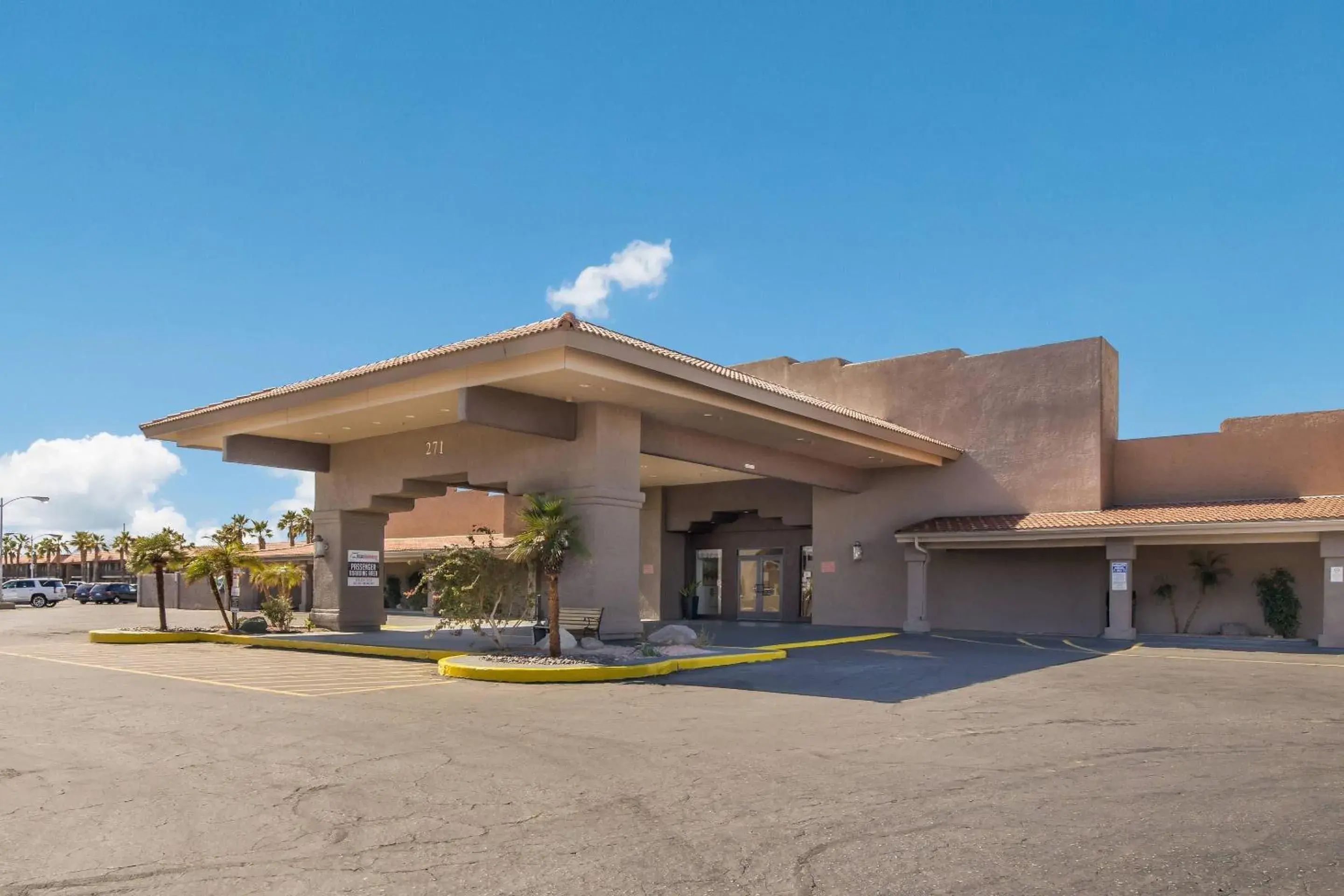 Property building in Quality Inn & Suites Lake Havasu City Property building in Quality Inn & Suites Lake Havasu City