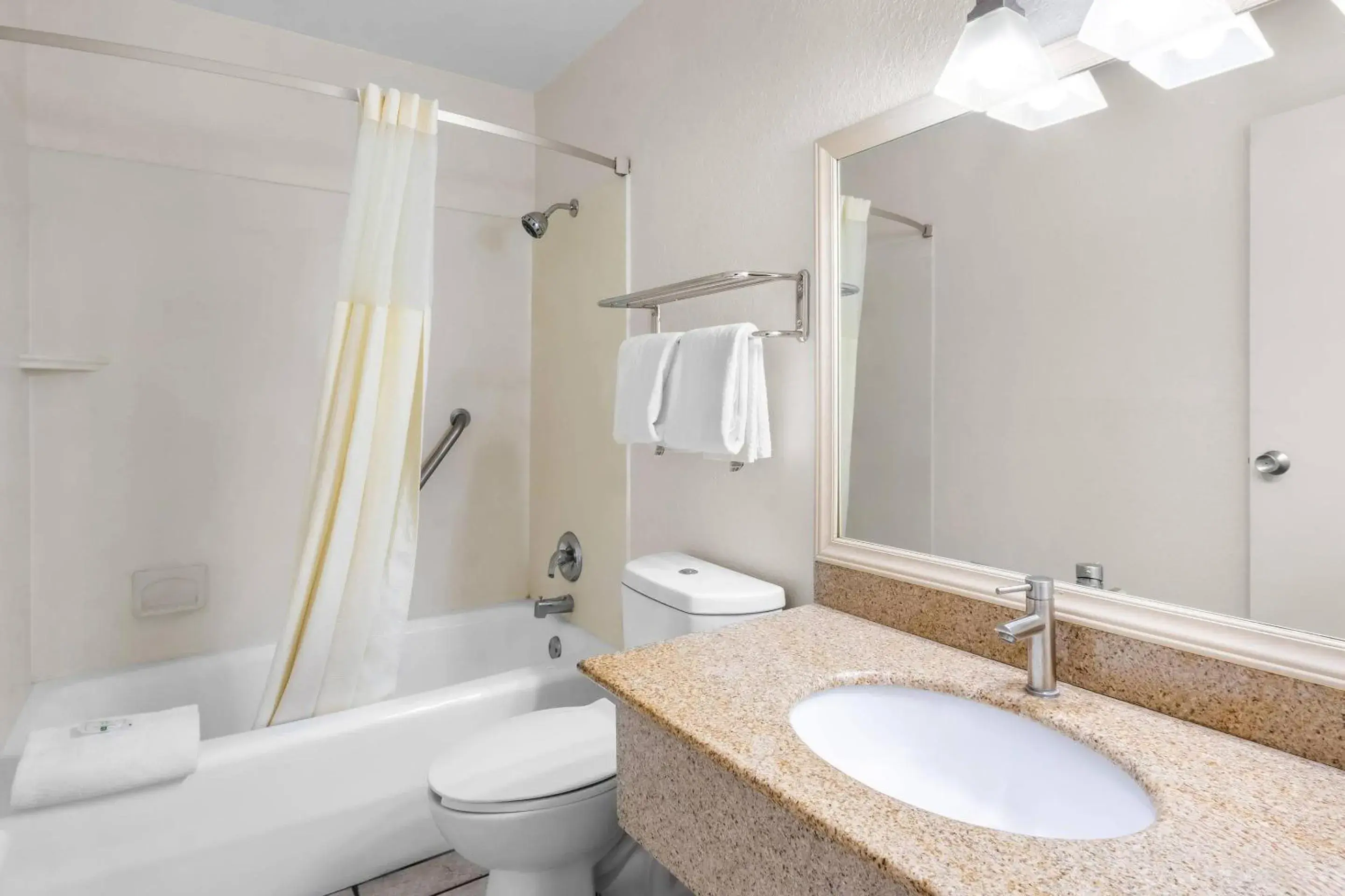 Bedroom in Quality Inn & Suites Lake Havasu City Bedroom in Quality Inn & Suites Lake Havasu City