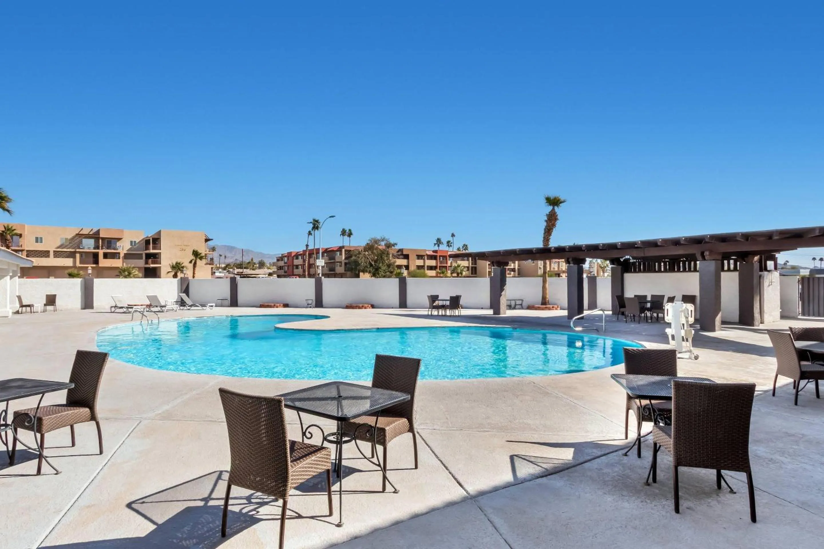 Swimming pool in Quality Inn & Suites Lake Havasu City