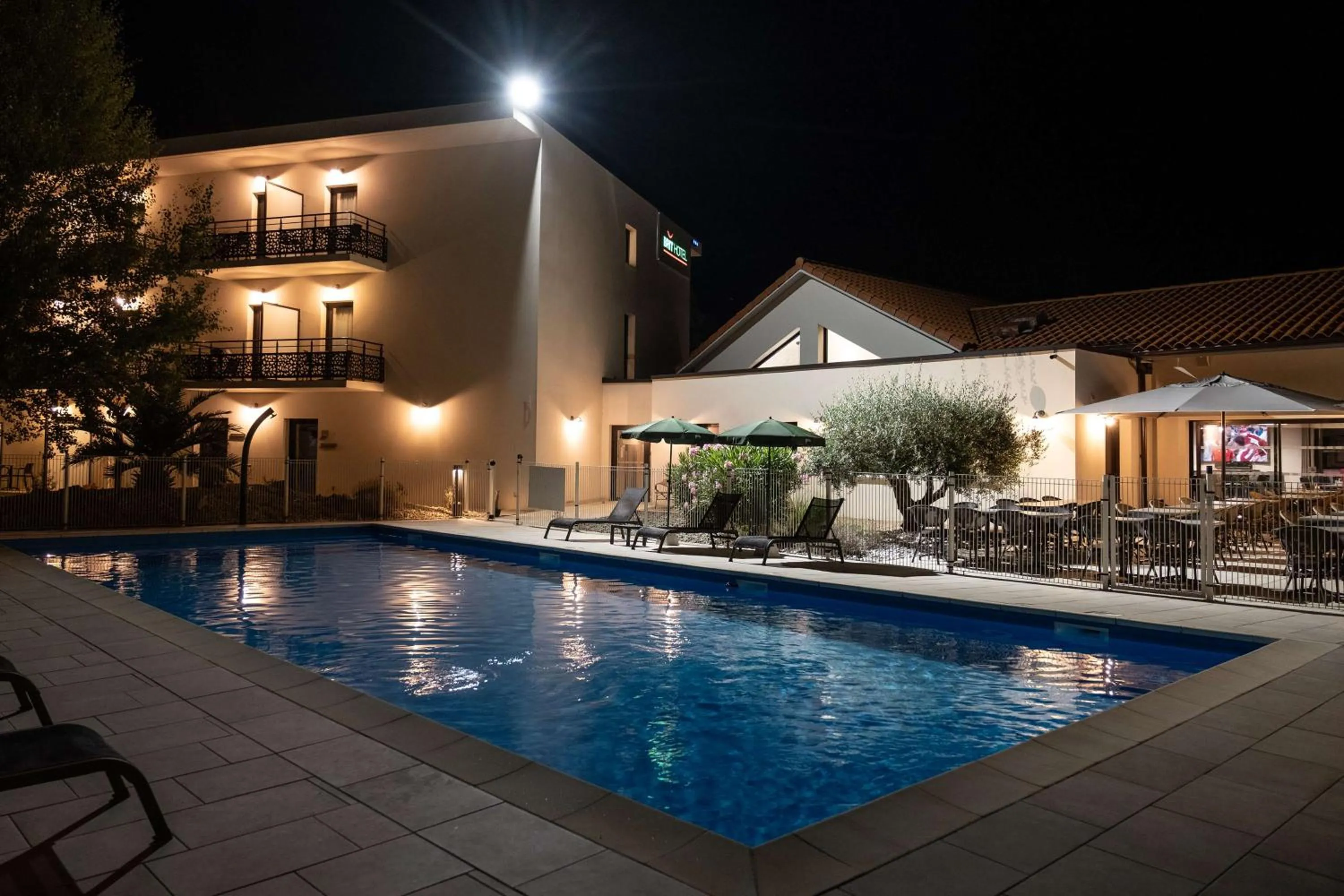 Pool view in Brit Hotel Privilège Figeac