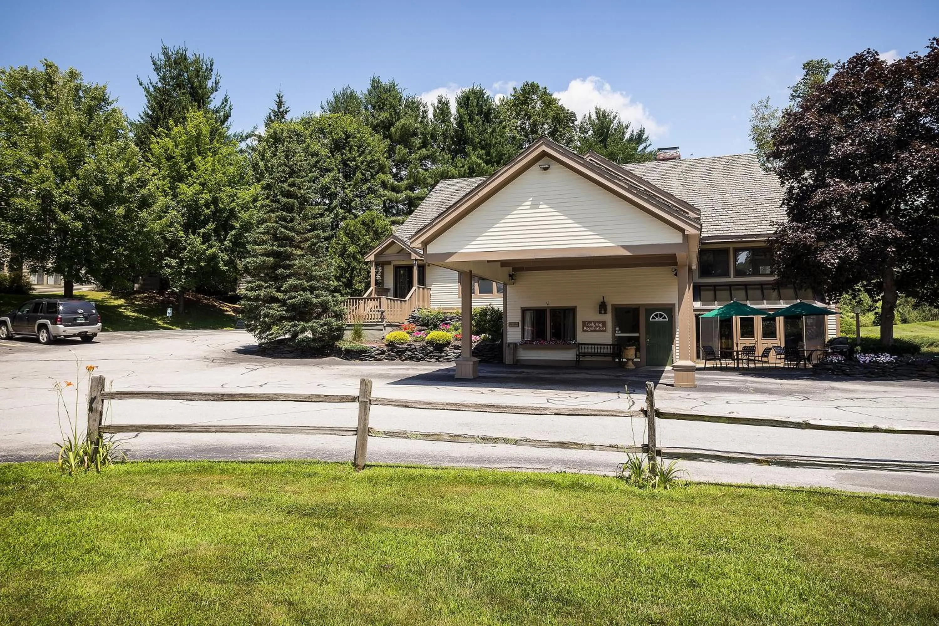 Property building in Best Western Inn & Suites Rutland-Killington