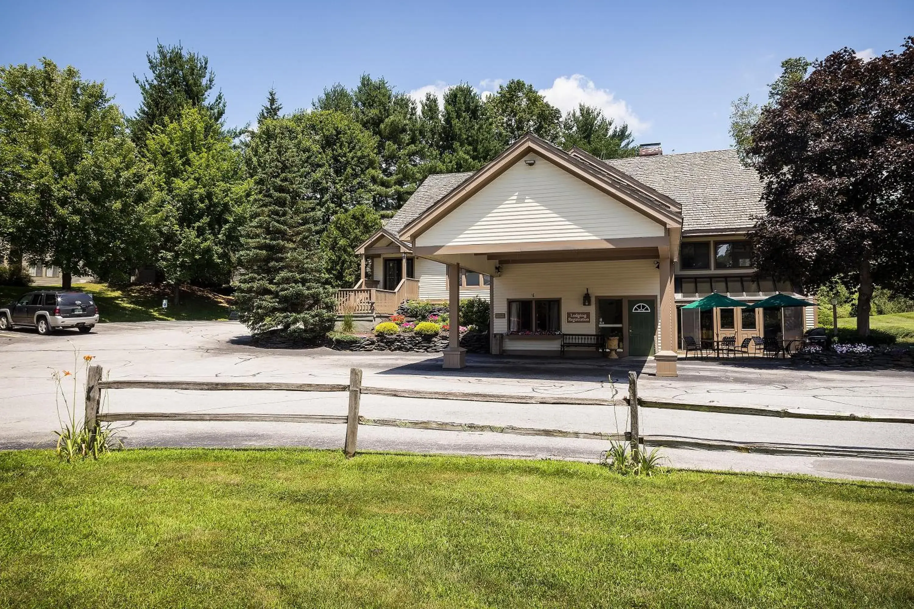 Property building in Best Western Inn & Suites Rutland-Killington Property building in Best Western Inn & Suites Rutland-Killington