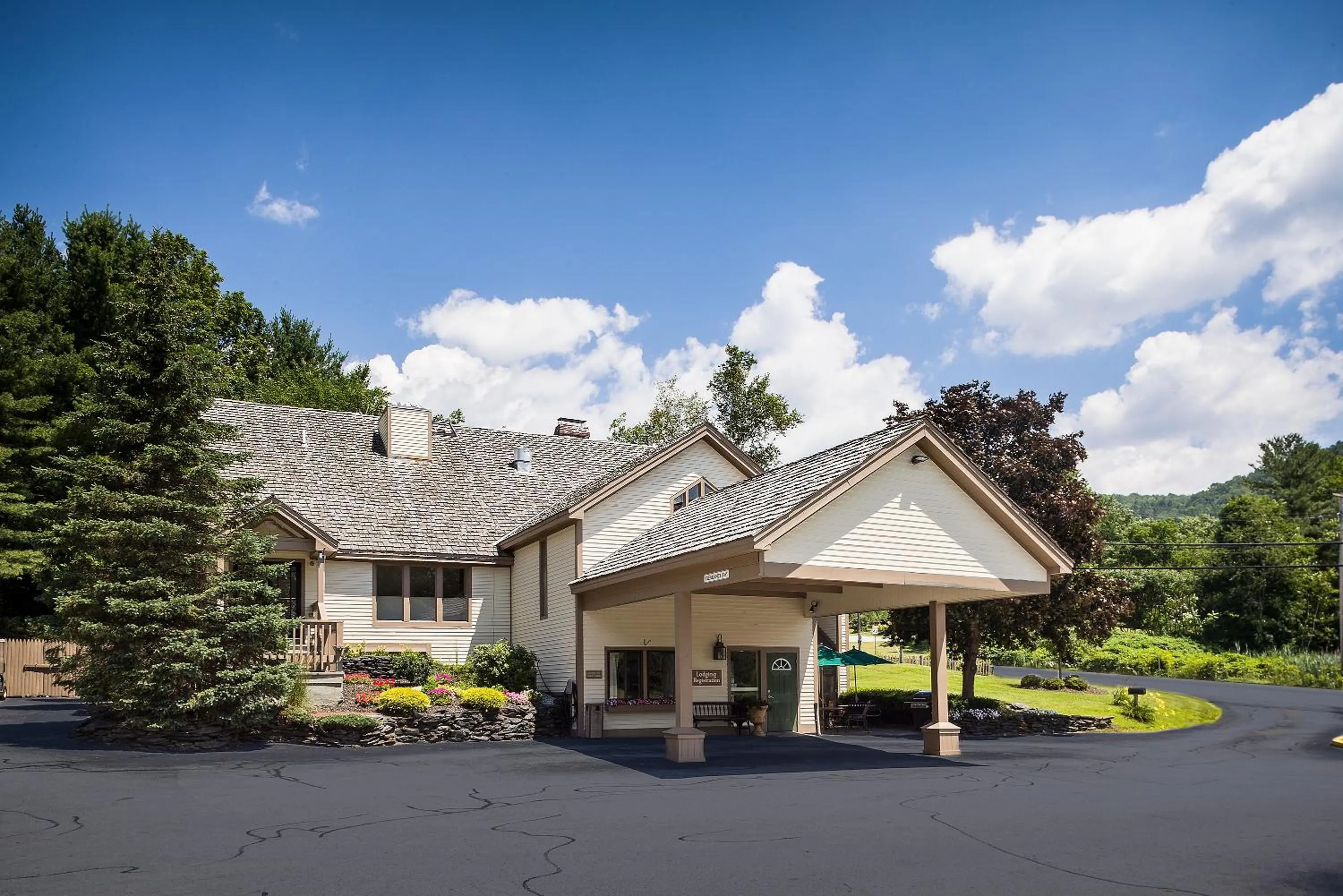 Property building in Best Western Inn & Suites Rutland-Killington