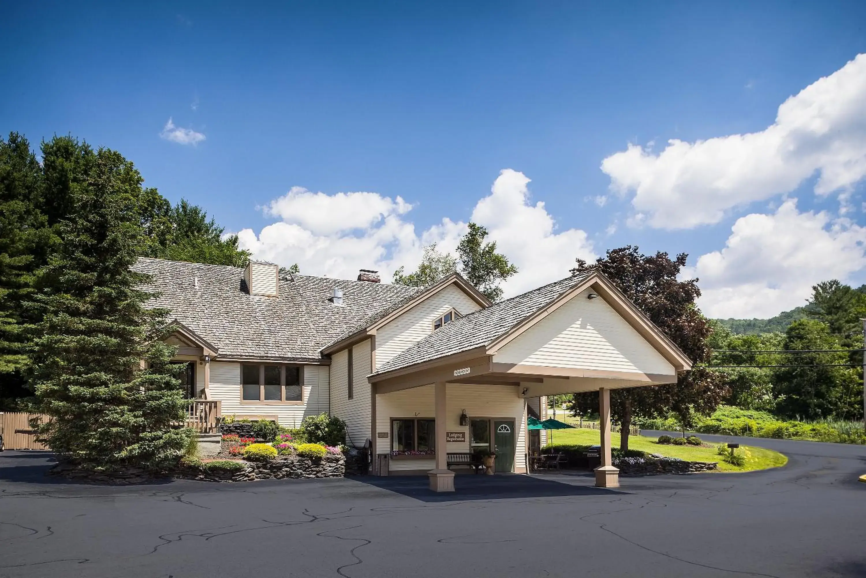 Property building in Best Western Inn & Suites Rutland-Killington Property building in Best Western Inn & Suites Rutland-Killington