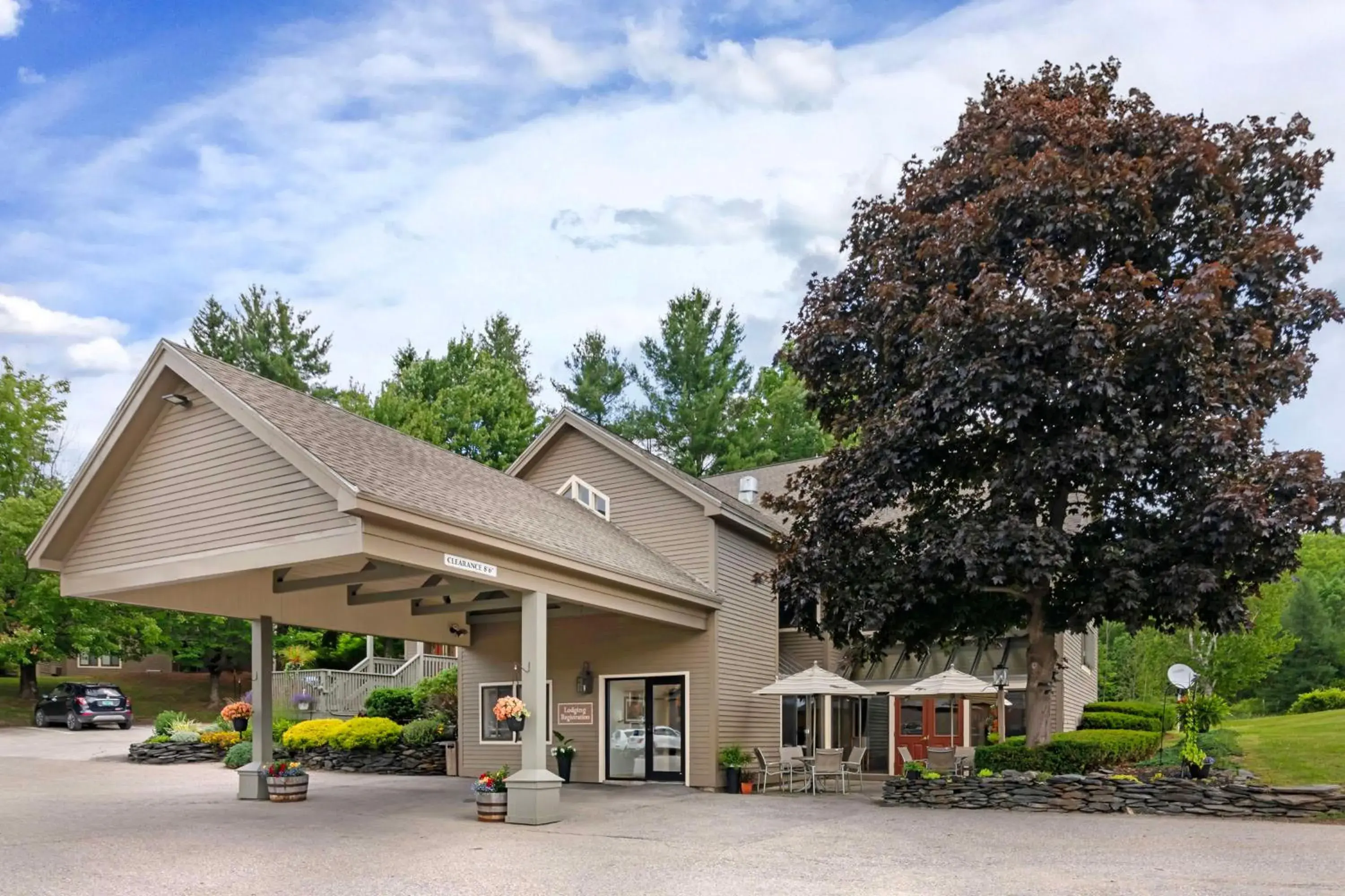 Property building in Best Western Inn & Suites Rutland-Killington Property building in Best Western Inn & Suites Rutland-Killington