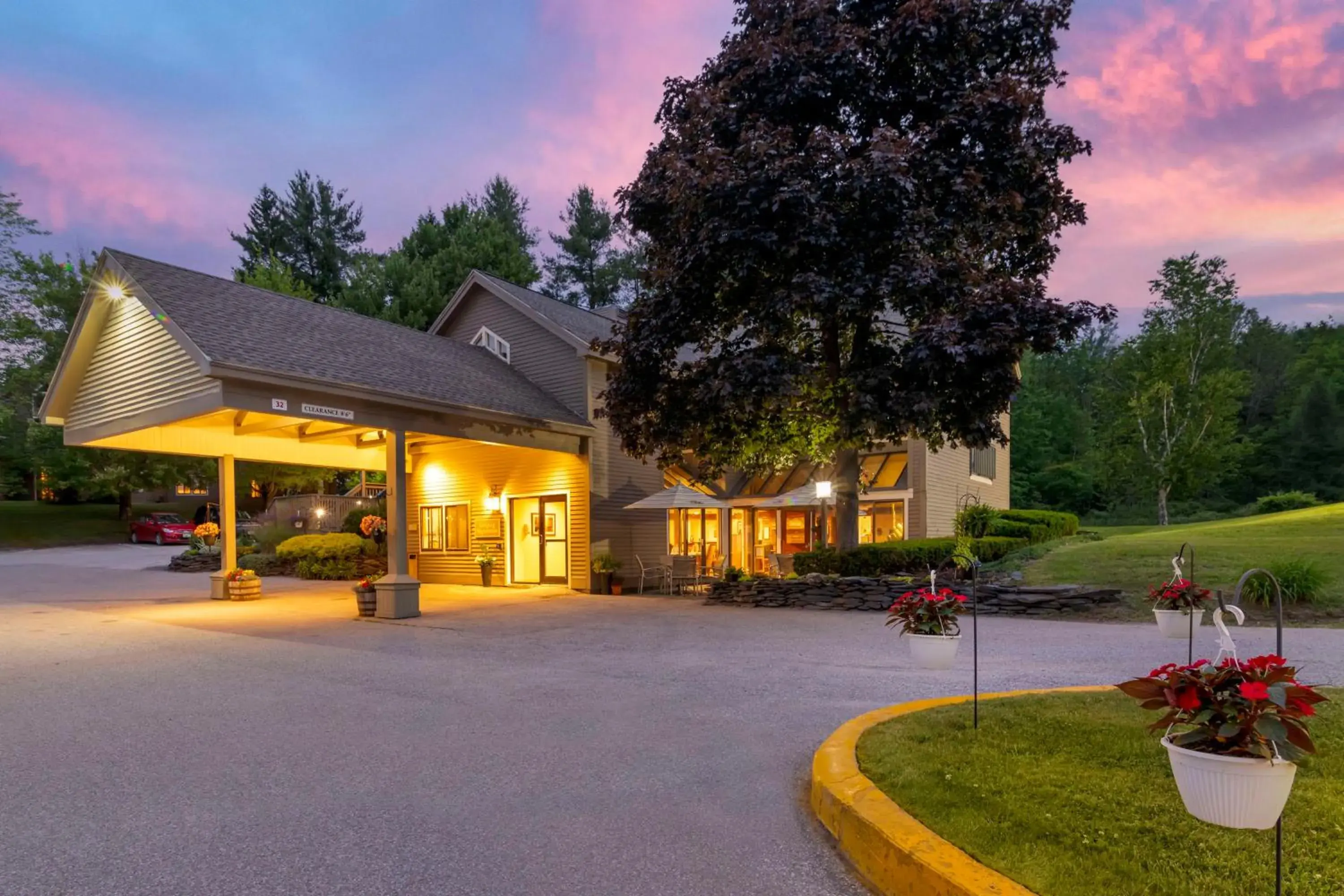 Property building in Best Western Inn & Suites Rutland-Killington Property building in Best Western Inn & Suites Rutland-Killington