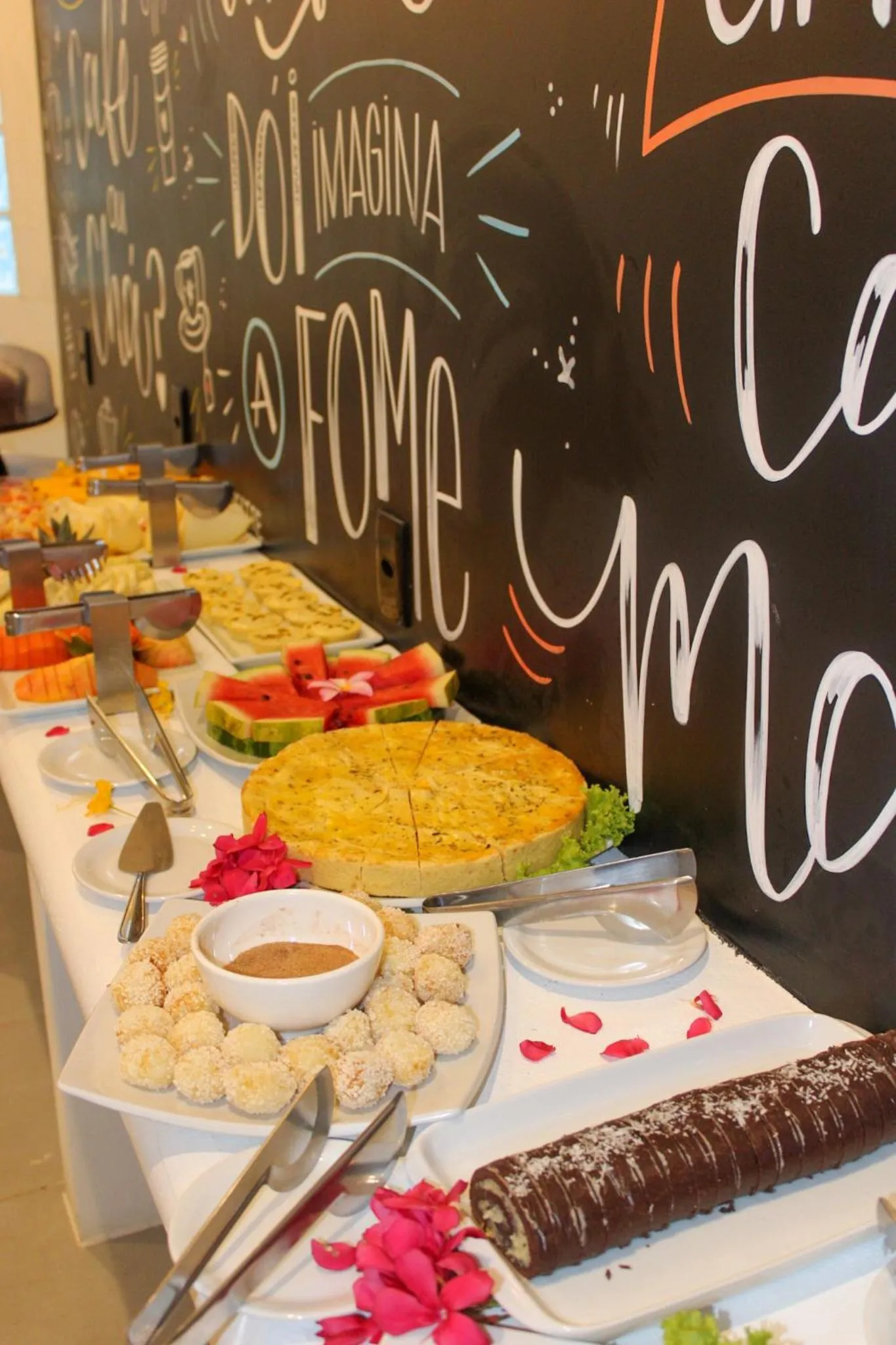 Buffet breakfast in Villa dos Graffitis Pousada