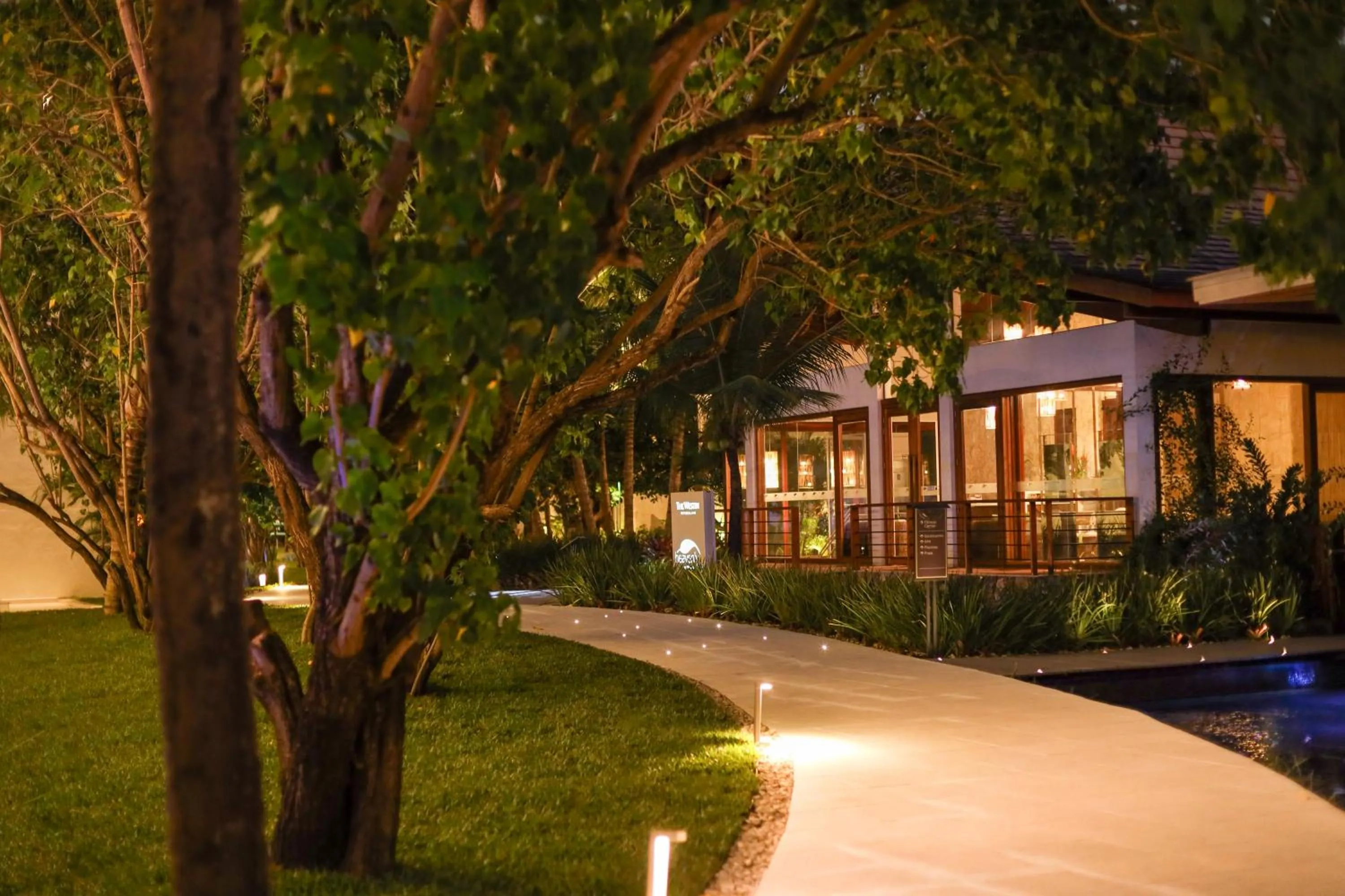 Evening entertainment in The Westin Porto de Galinhas All-Inclusive