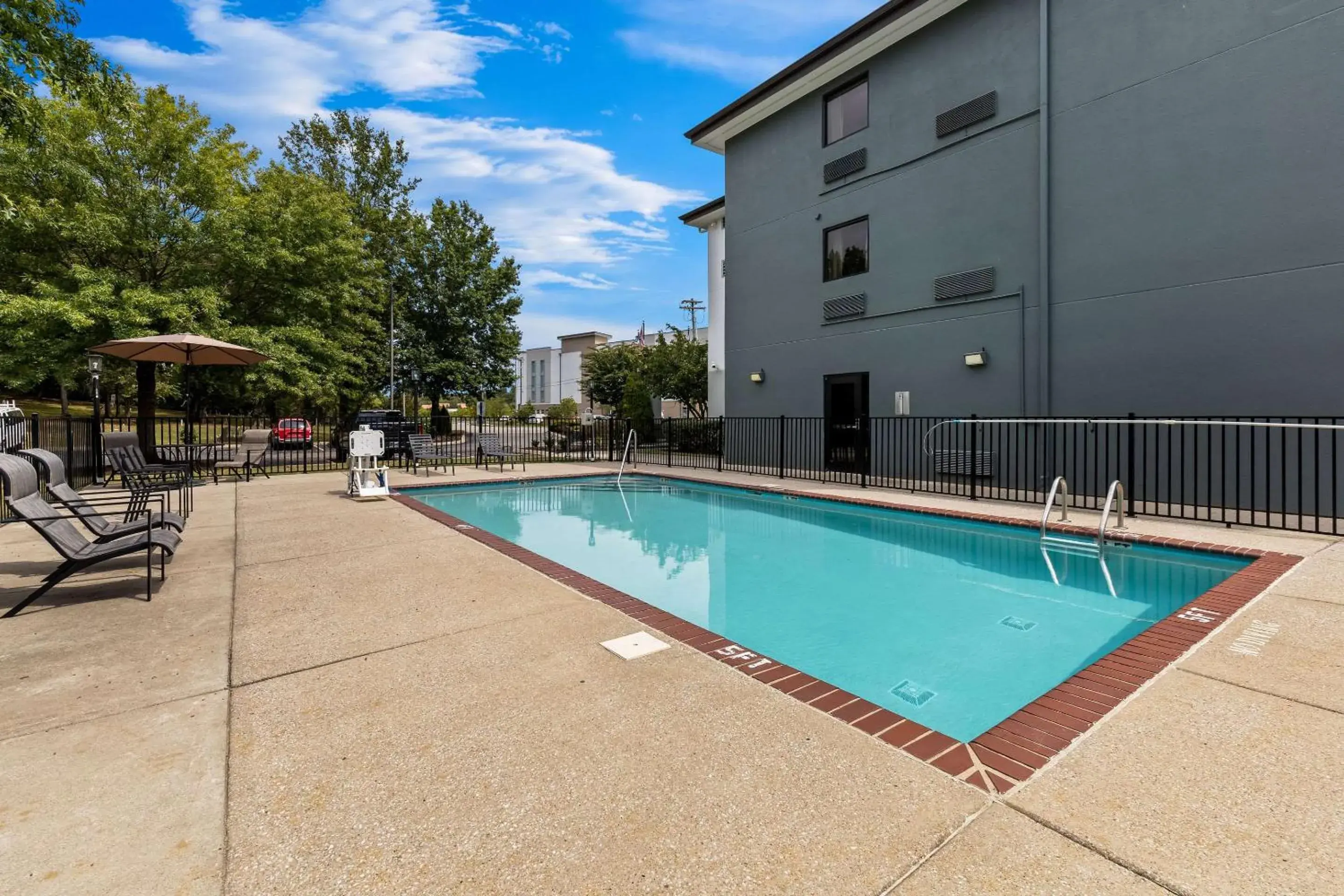 Swimming pool in Clarion Pointe Franklin - Nashville Area Swimming pool in Clarion Pointe Franklin - Nashville Area