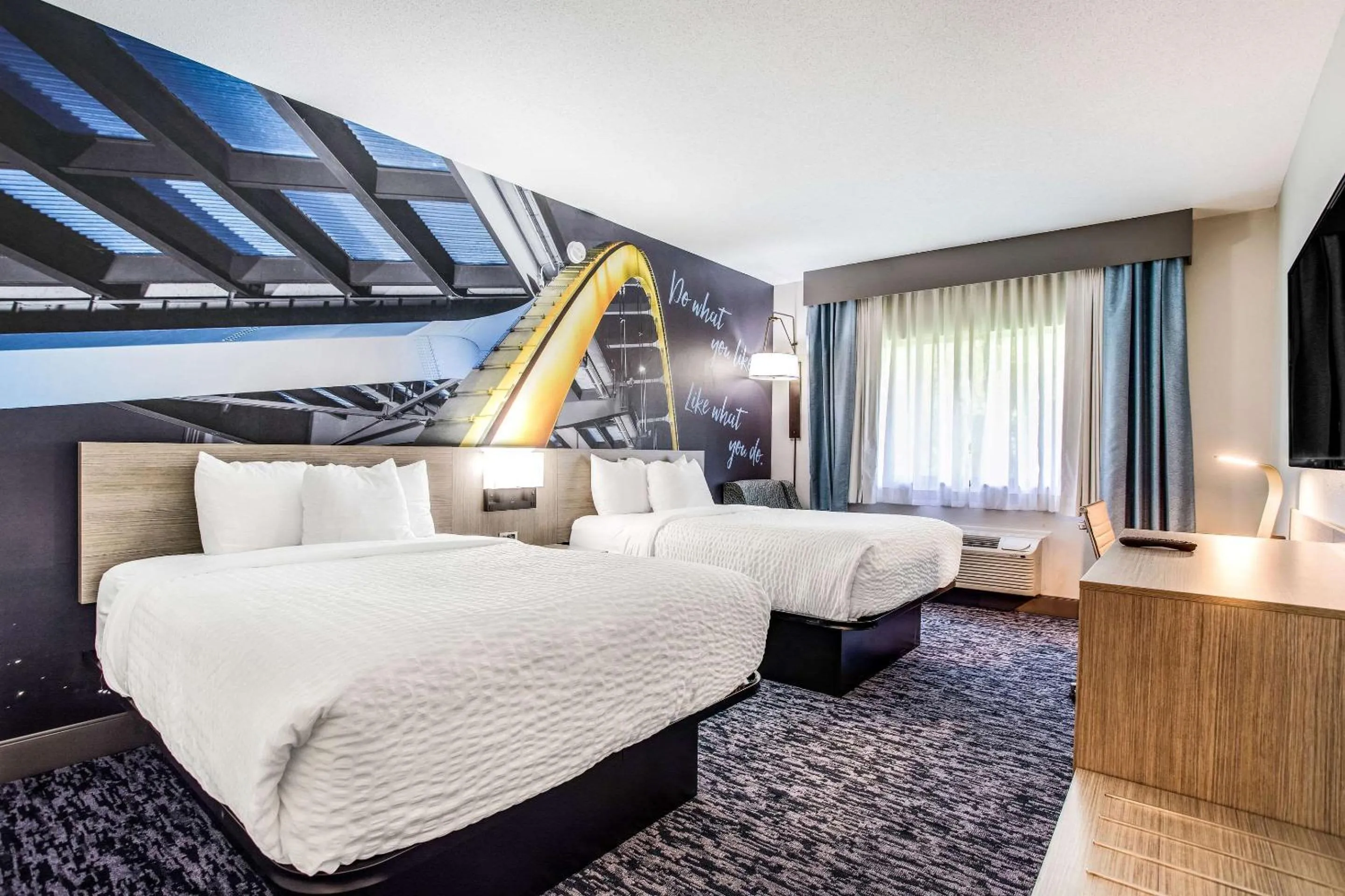 Bedroom, Bed in Clarion Pointe Franklin - Nashville Area