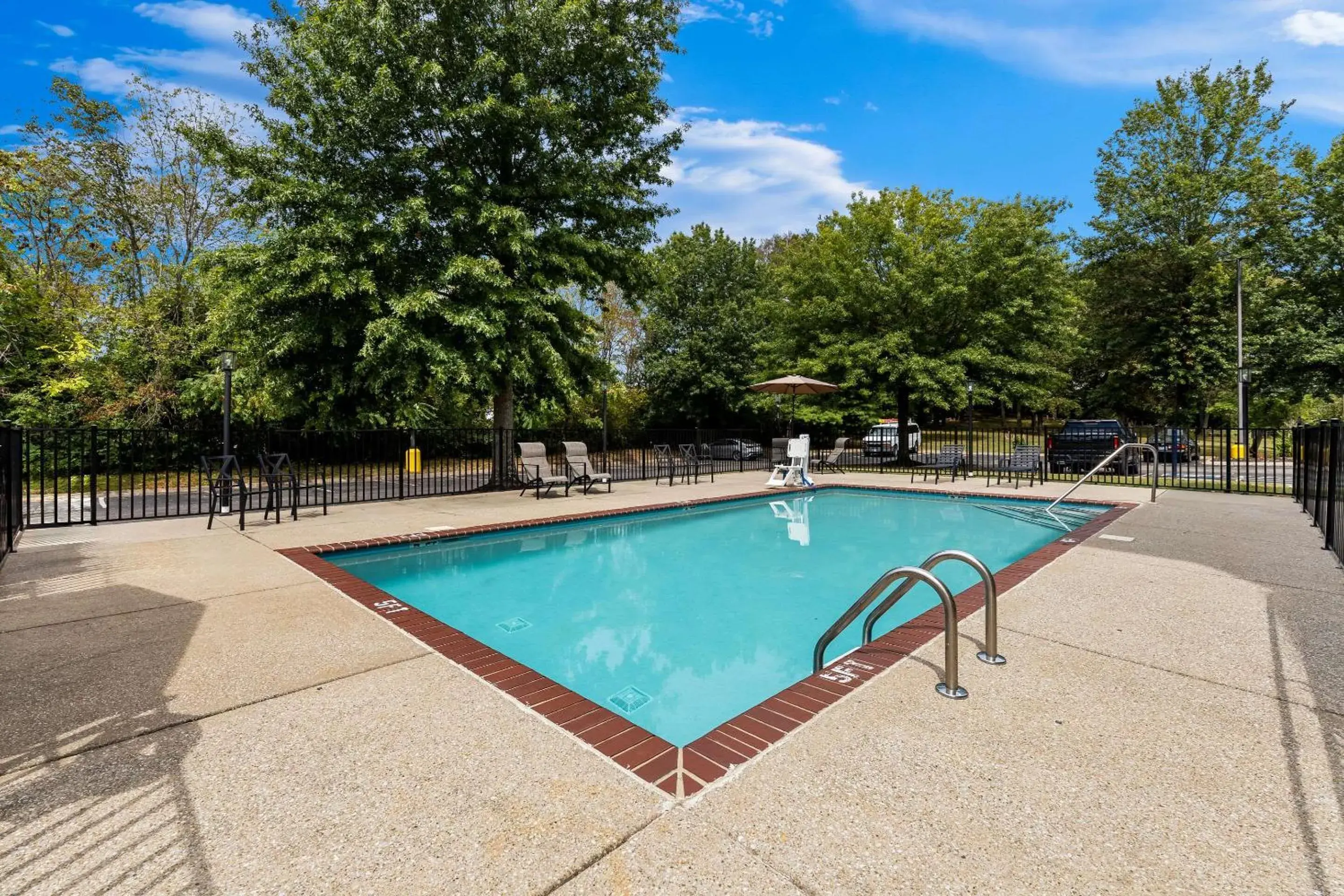 Swimming pool in Clarion Pointe Franklin - Nashville Area Swimming pool in Clarion Pointe Franklin - Nashville Area