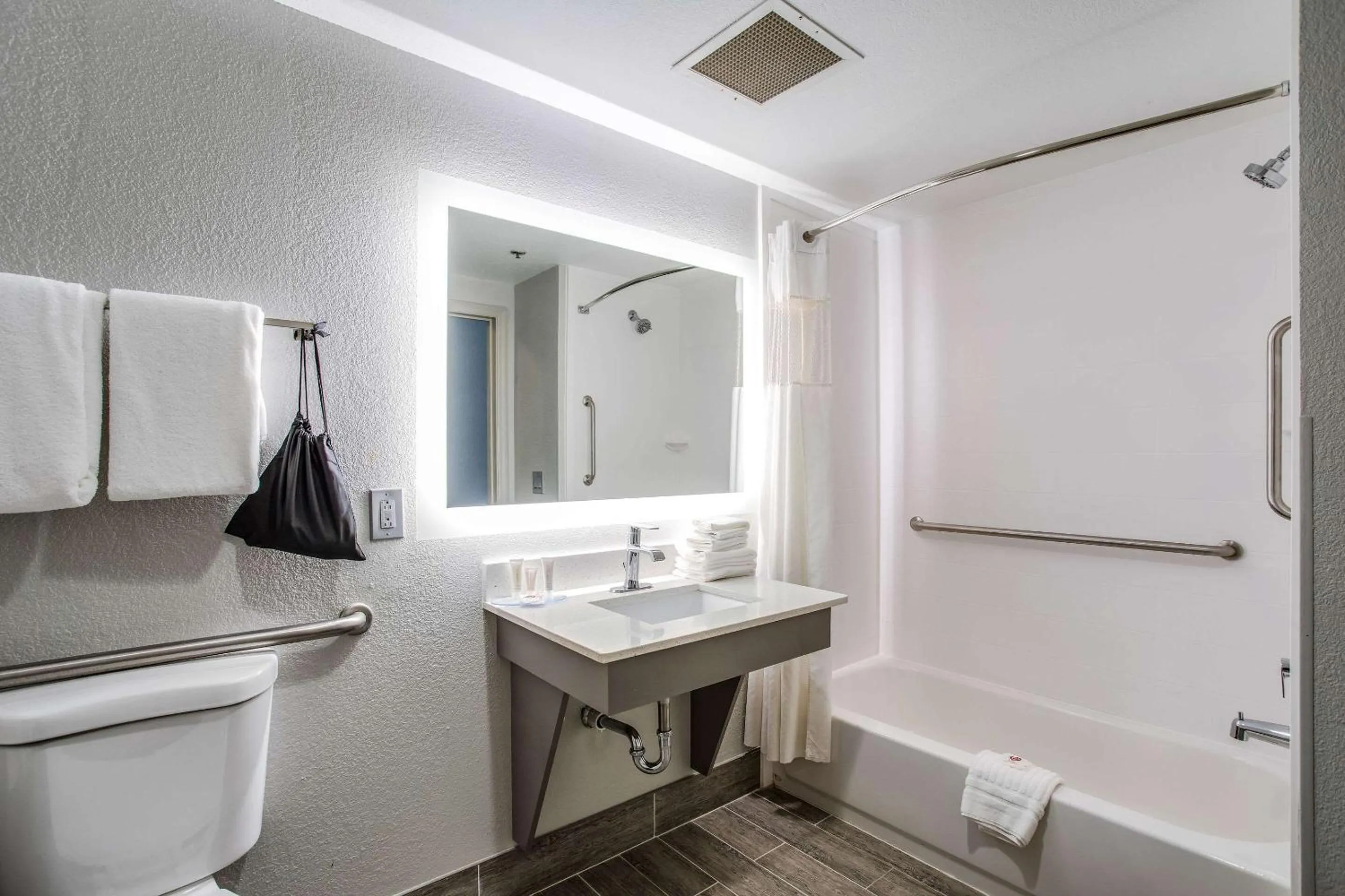 Bedroom in Clarion Pointe Franklin - Nashville Area