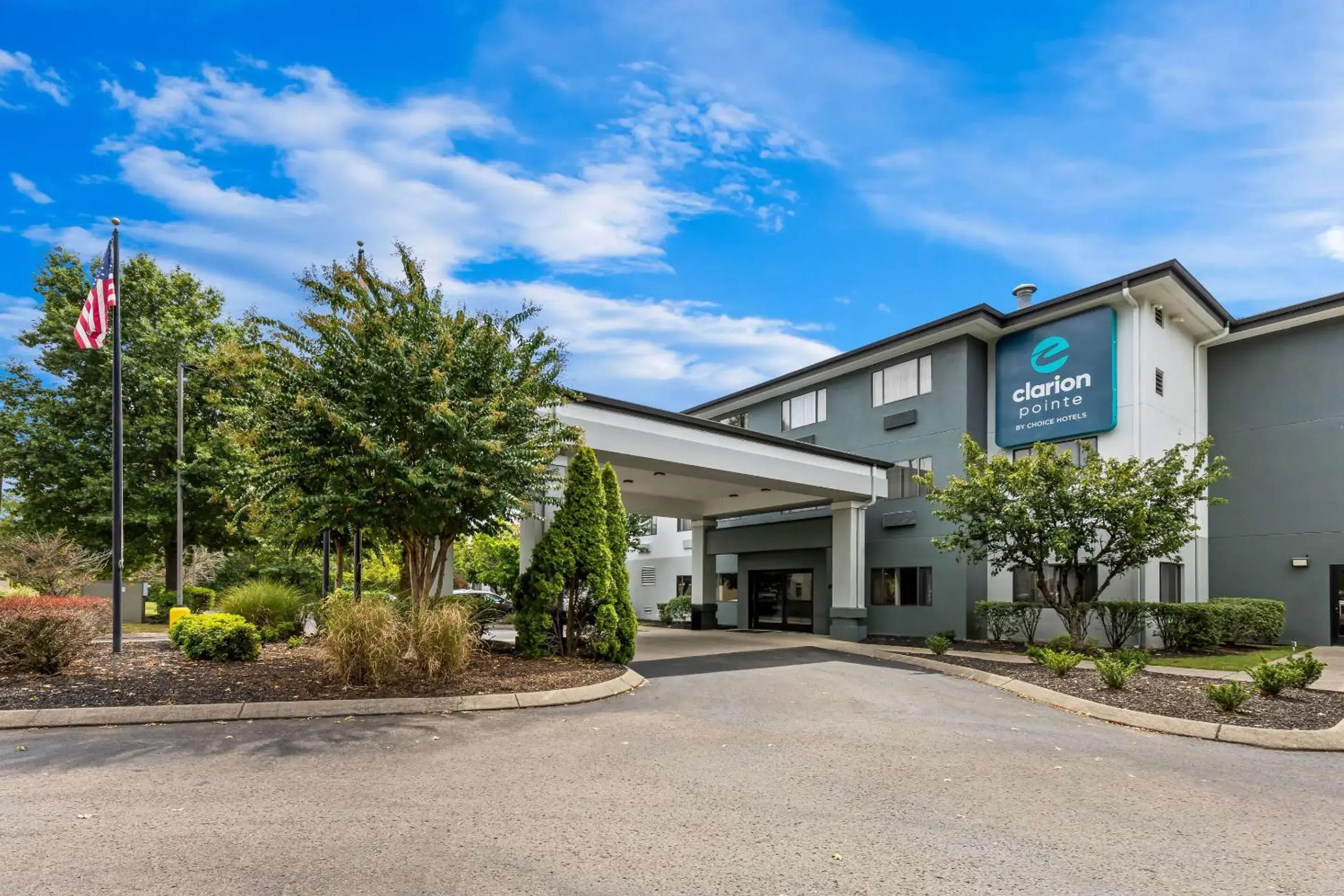 Property building in Clarion Pointe Franklin - Nashville Area Property building in Clarion Pointe Franklin - Nashville Area