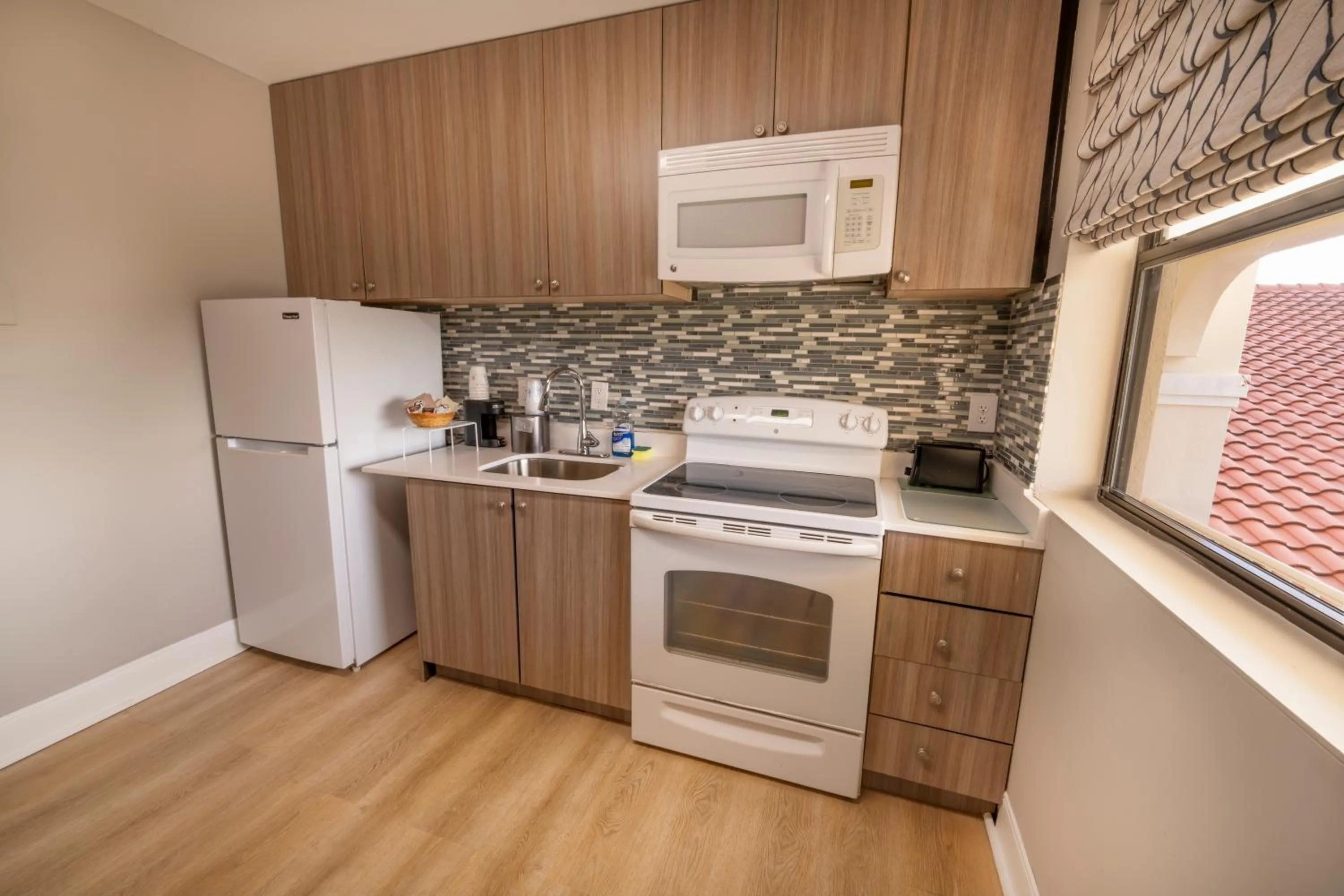 kitchen in Best Western Seaside Inn