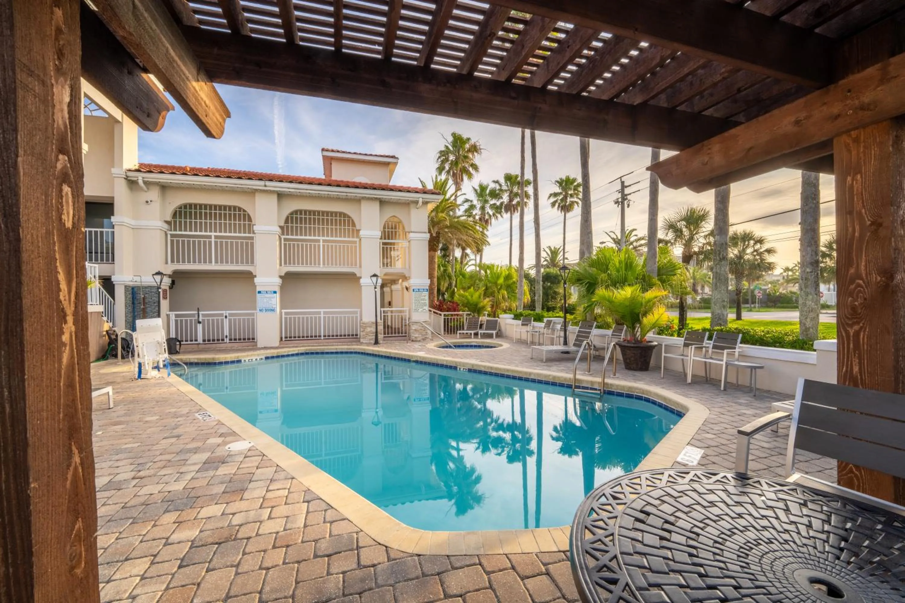 Swimming pool in Best Western Seaside Inn
