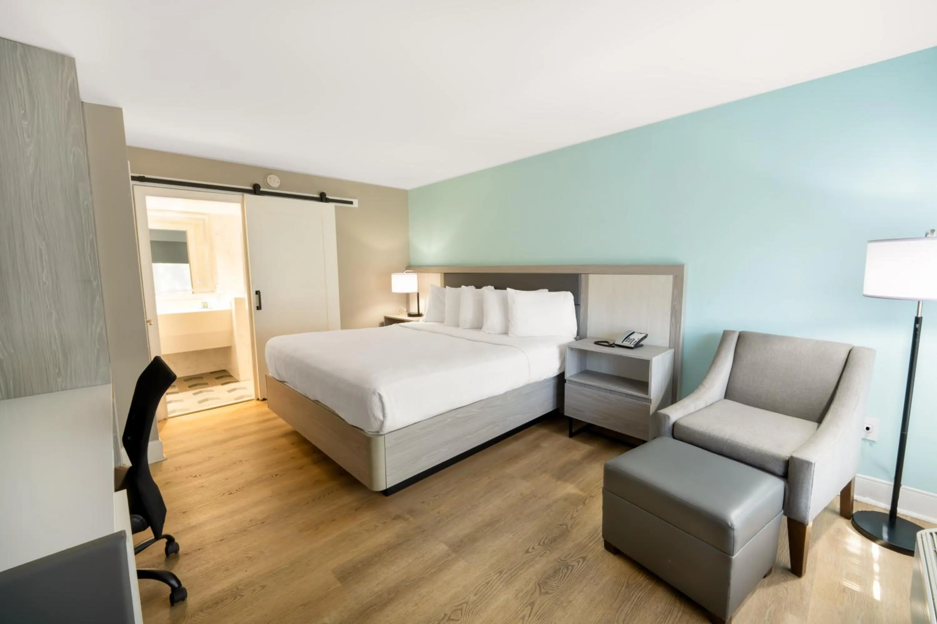 Bedroom, Bed in Best Western Seaside Inn