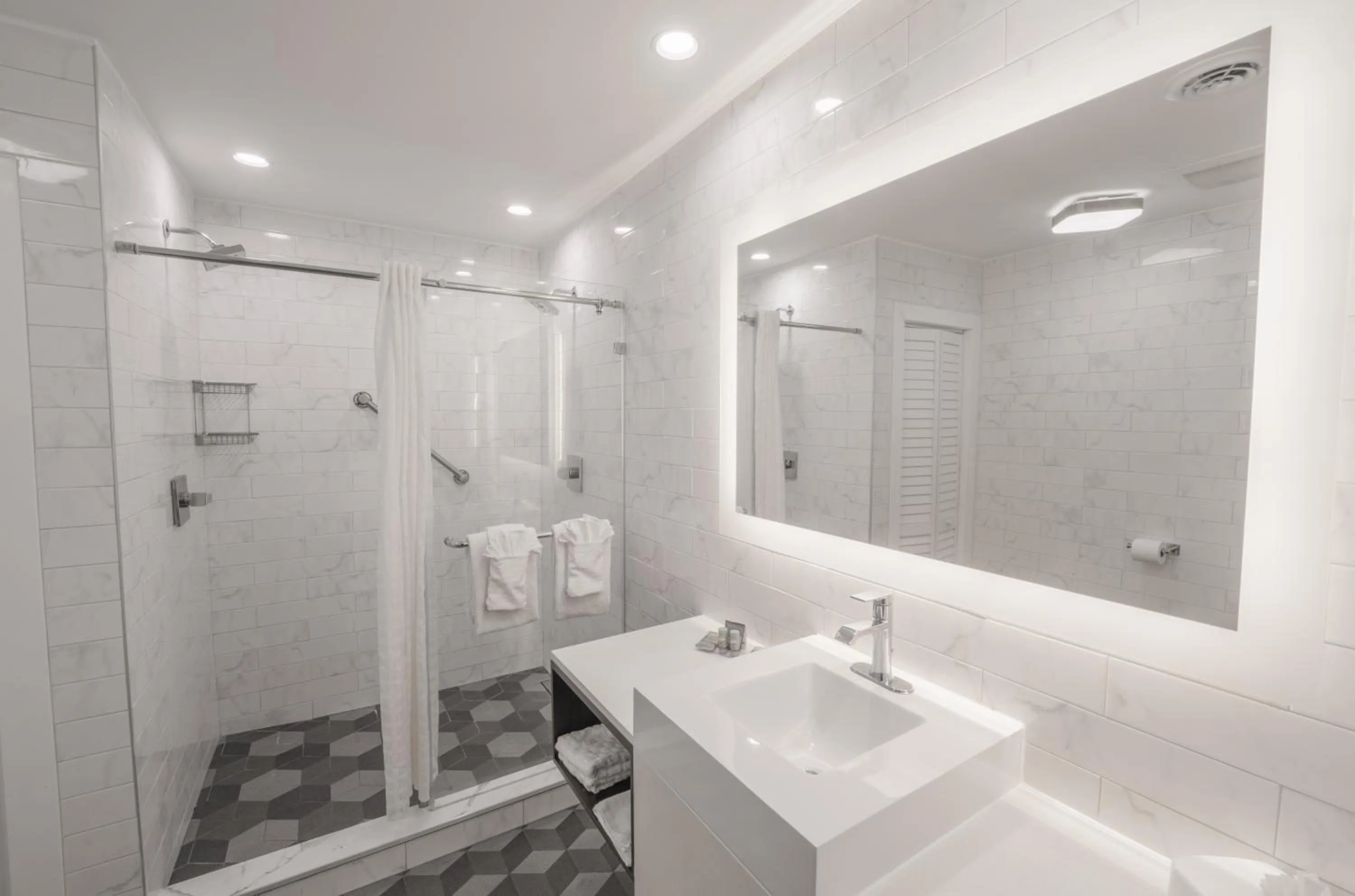 Shower in Best Western Seaside Inn