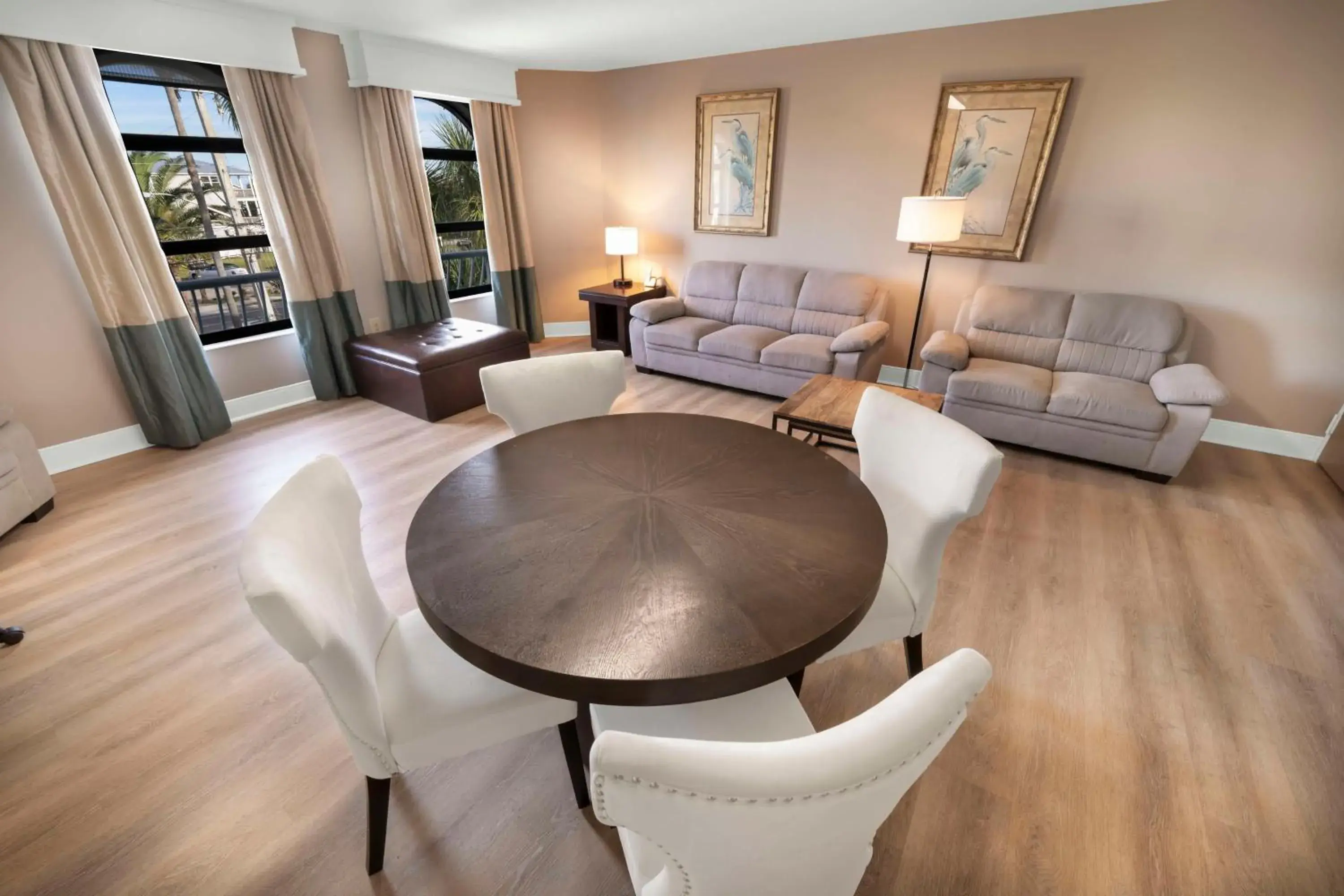 Living room in Best Western Seaside Inn Living room in Best Western Seaside Inn