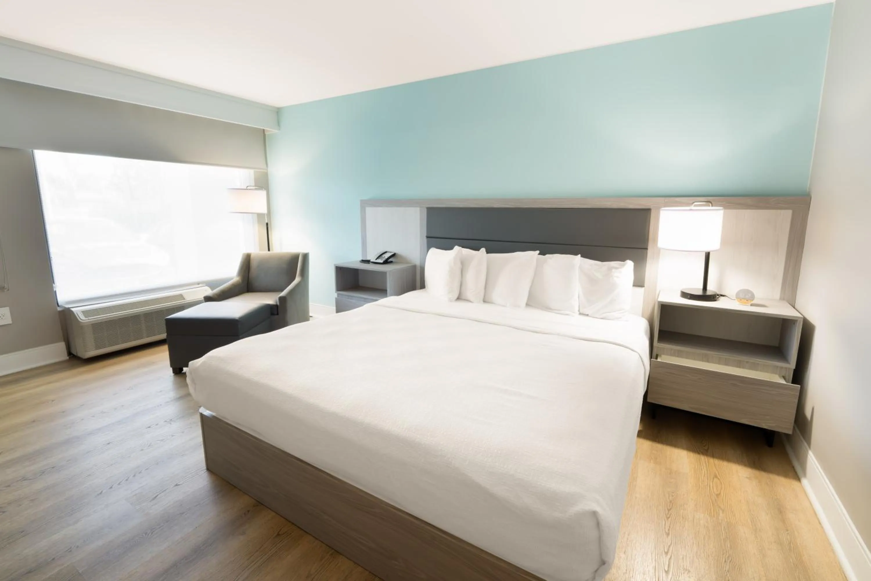 Bedroom, Bed in Best Western Seaside Inn