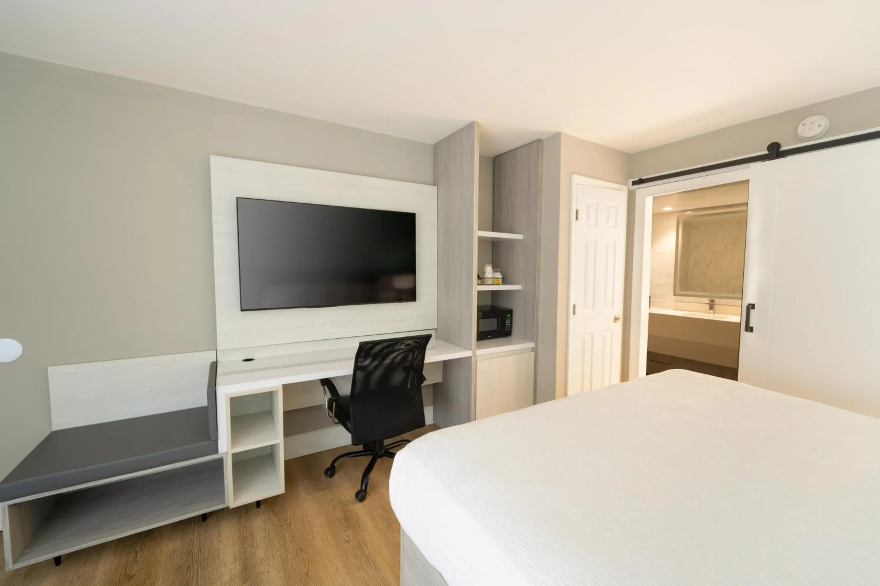 Bedroom, Bed in Best Western Seaside Inn