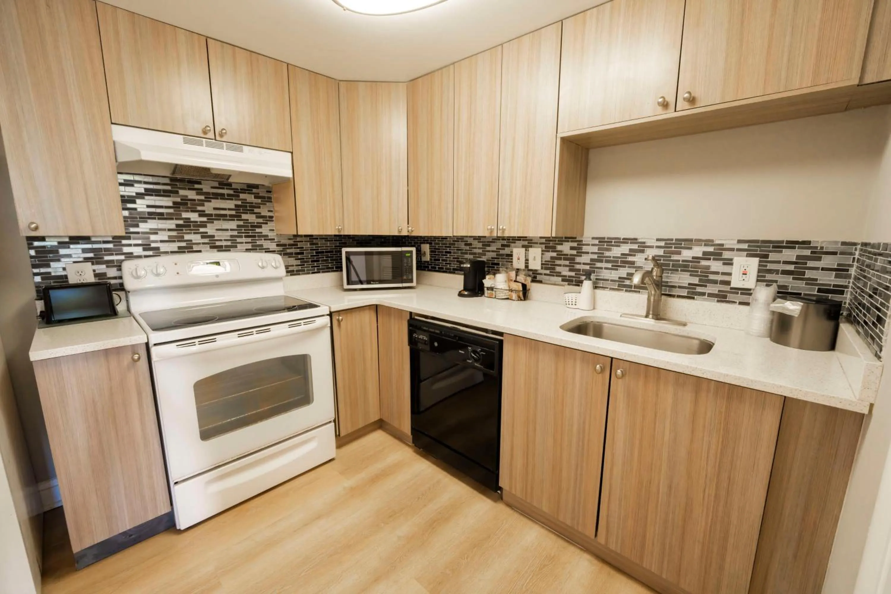 Kitchen or kitchenette in Best Western Seaside Inn