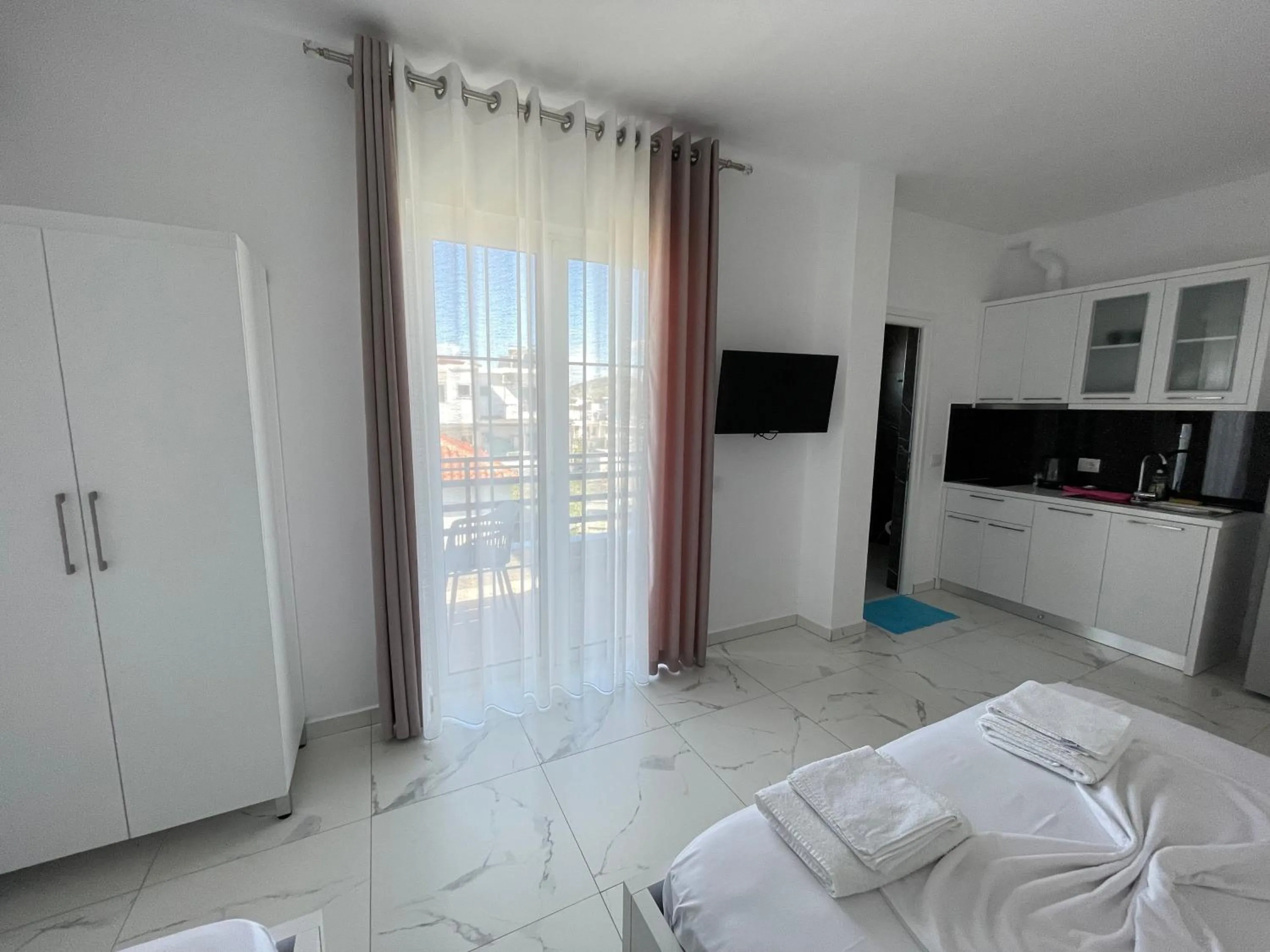 Kitchen or kitchenette, Bed in Villa Denis Ksamil