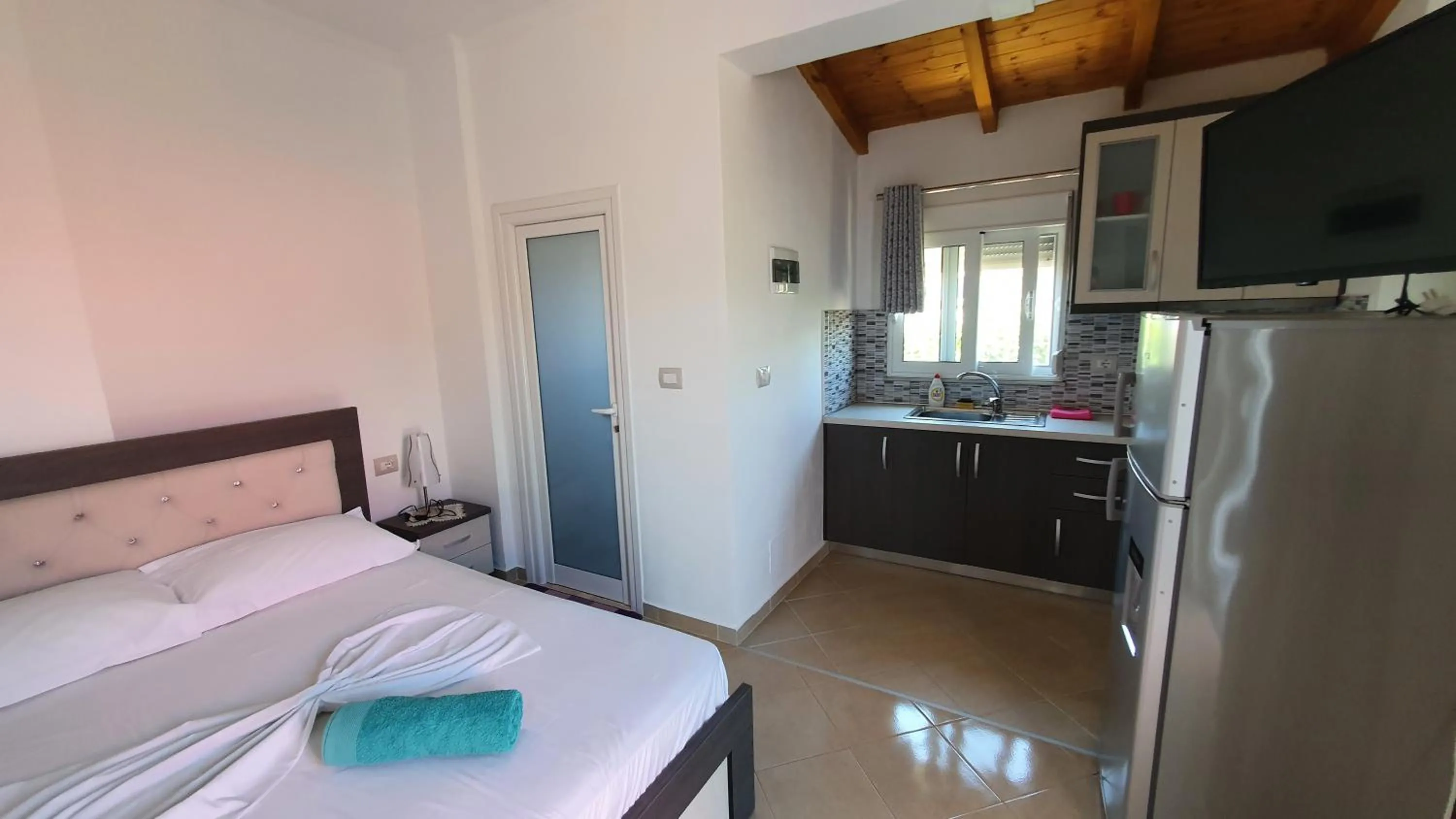 Kitchen or kitchenette, Bed in Villa Denis Ksamil
