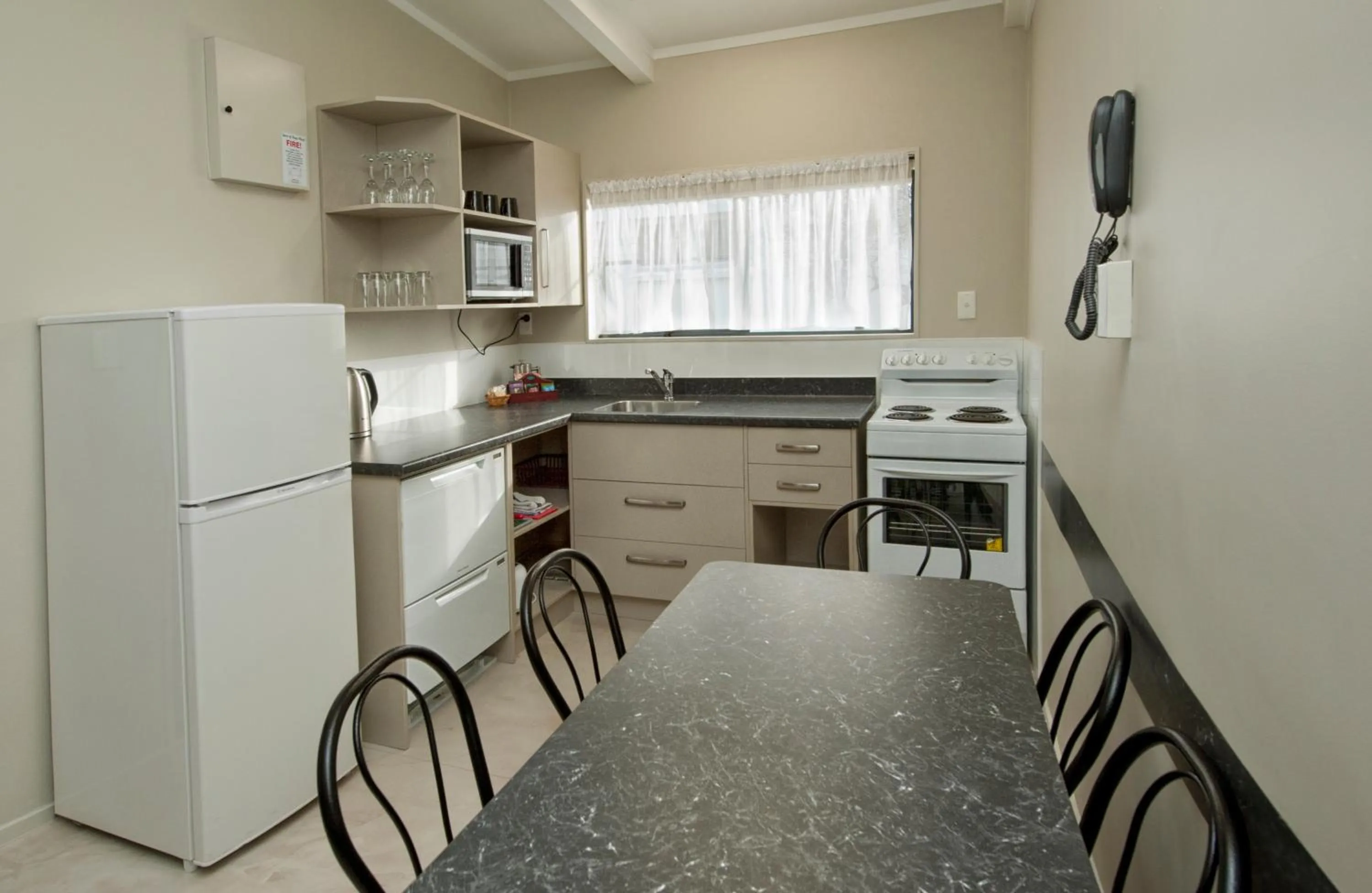 Kitchen or kitchenette in Sport Of Kings Motel