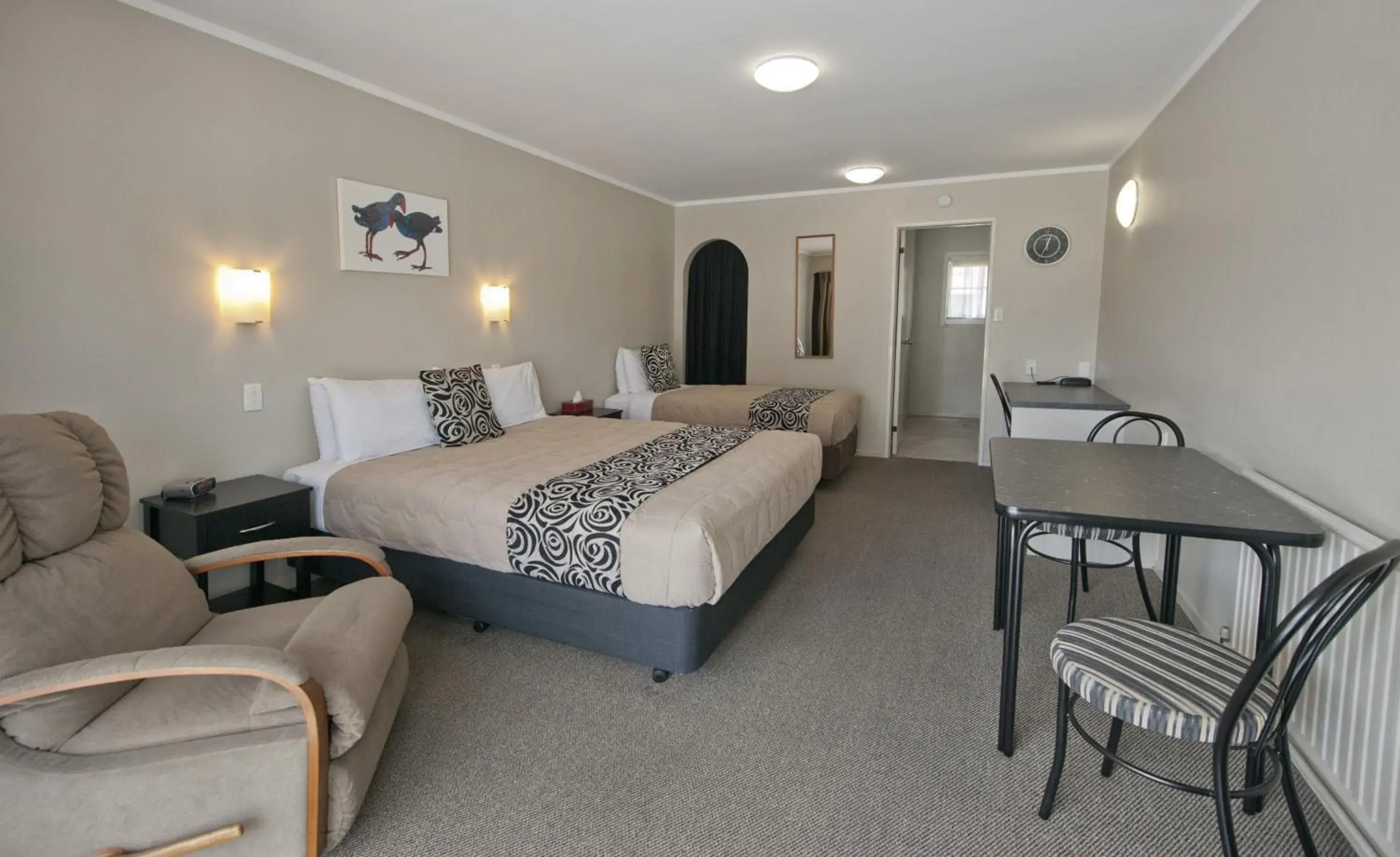 Dining area, Bed in Sport Of Kings Motel Dining area, Bed in Sport Of Kings Motel